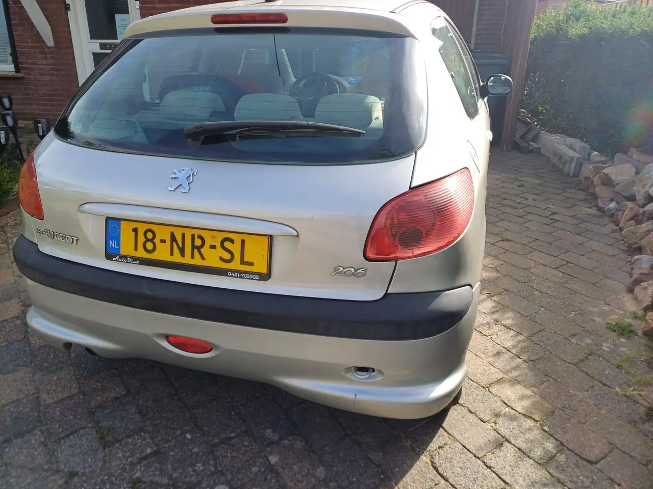 Peugeot 206 206 1.4-16V Gentry — photo 1 of 5