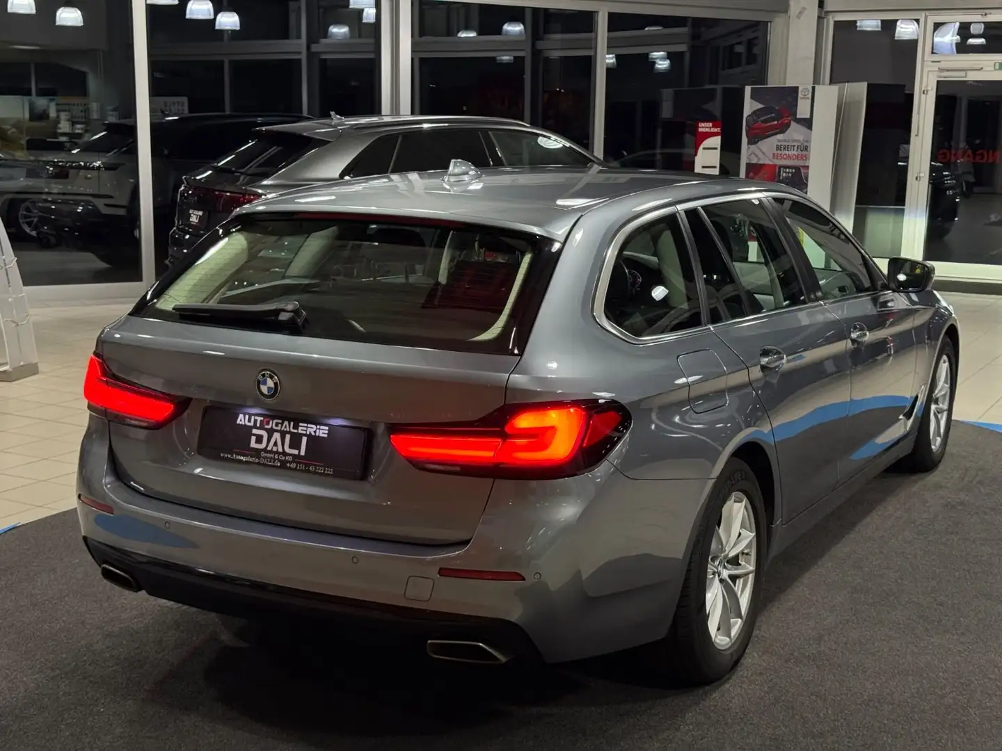 BMW 520 i Touring -PDC-LED-SHZ-CARPLAY-Live Cockpit Blau - 2