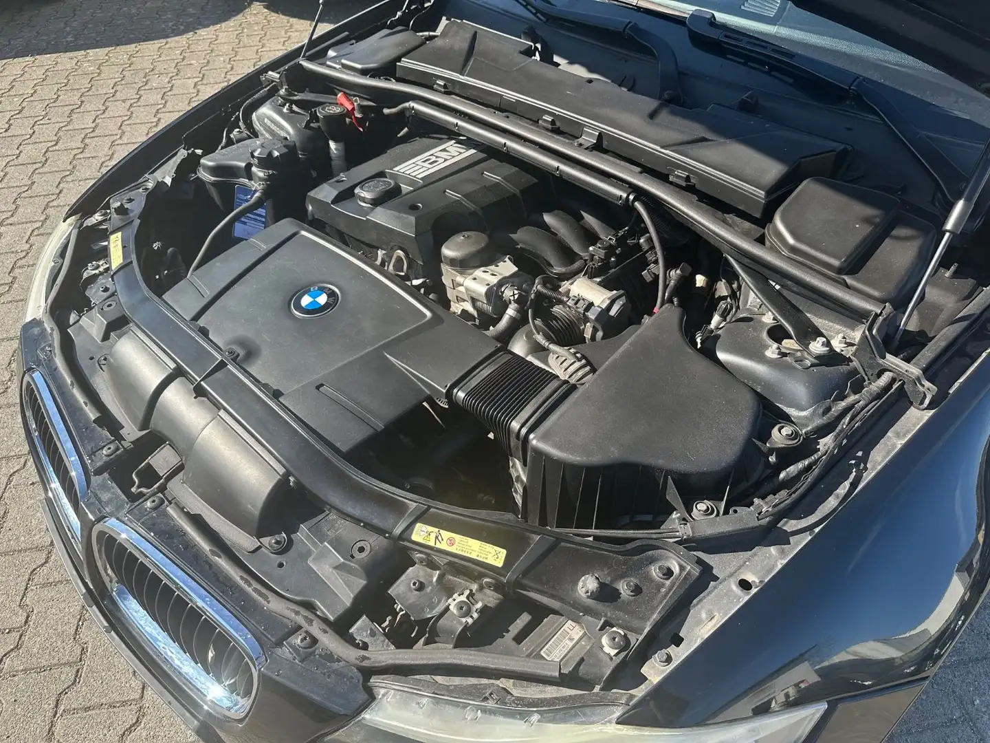 BMW 320 Touring 320i/Automatik/TüvNEU/Navi/PanoramaDach Černá - 2