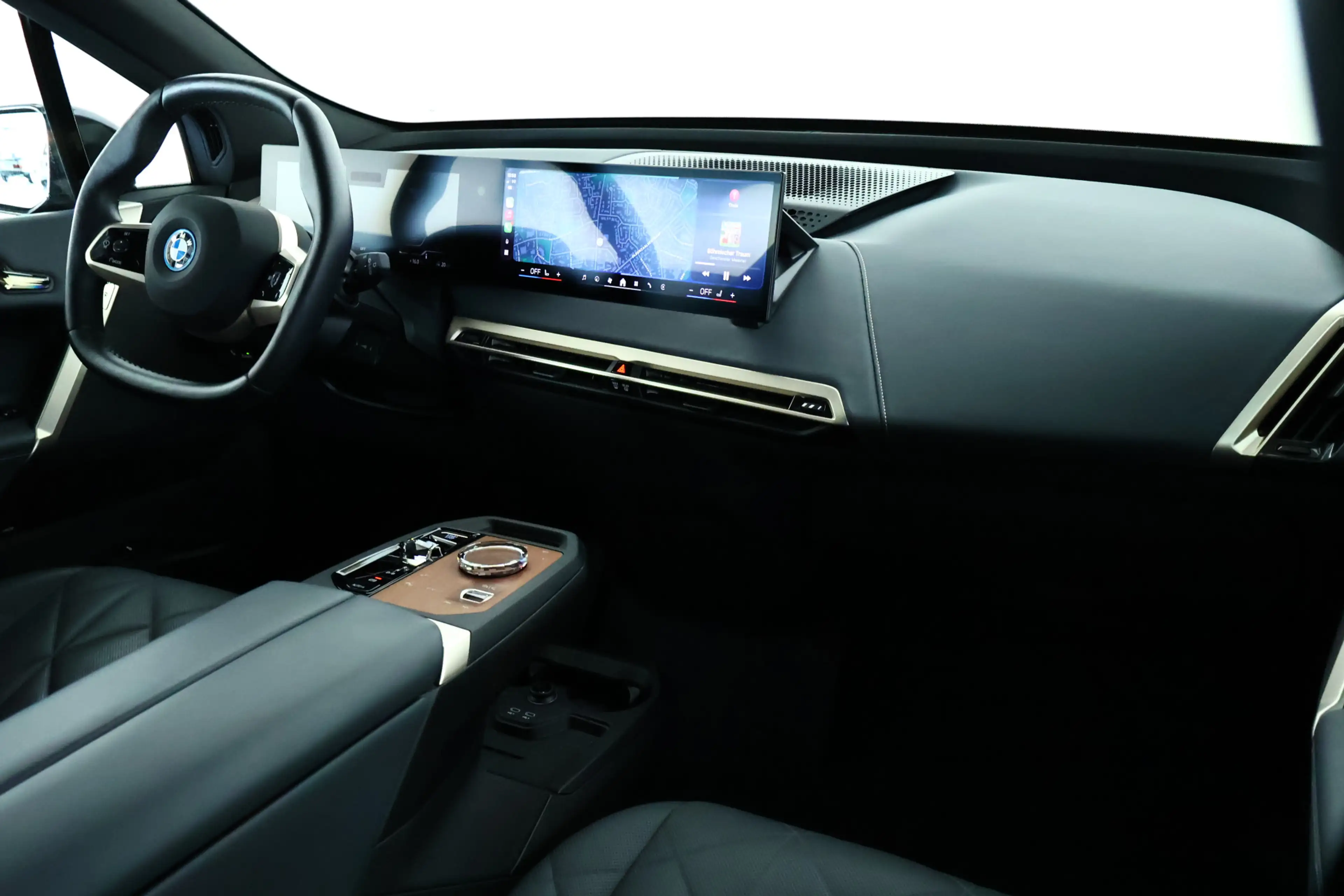 BMW iX xDrive40 M-Sport SKY Edition 77 kWh / Panorama / H — photo 7