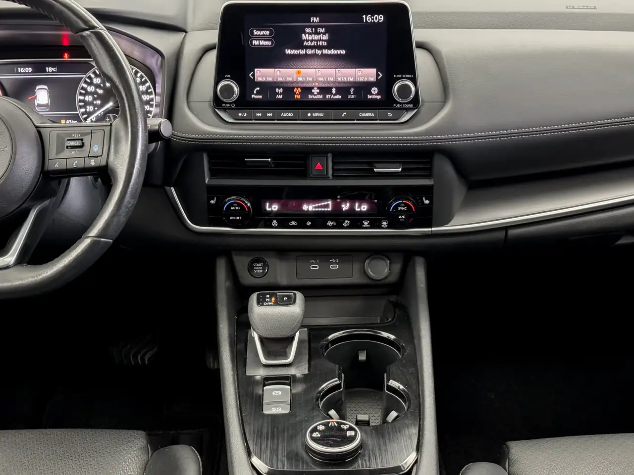 Nissan Rogue снимка Nissan Rogue