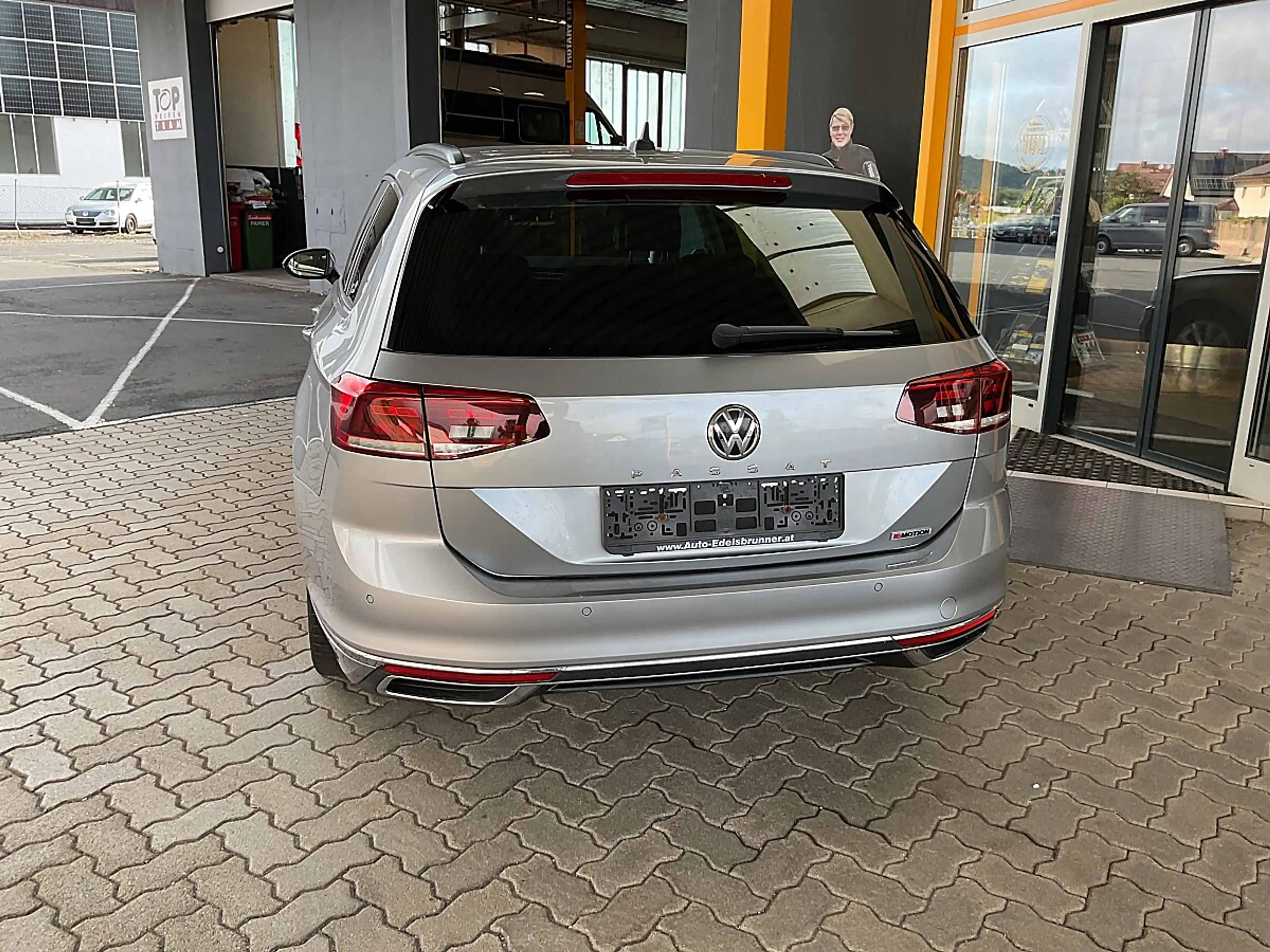 Volkswagen Passat Variant Elegance 2,0 SCR TDI 4Motion DSG*AHK* — photo 3