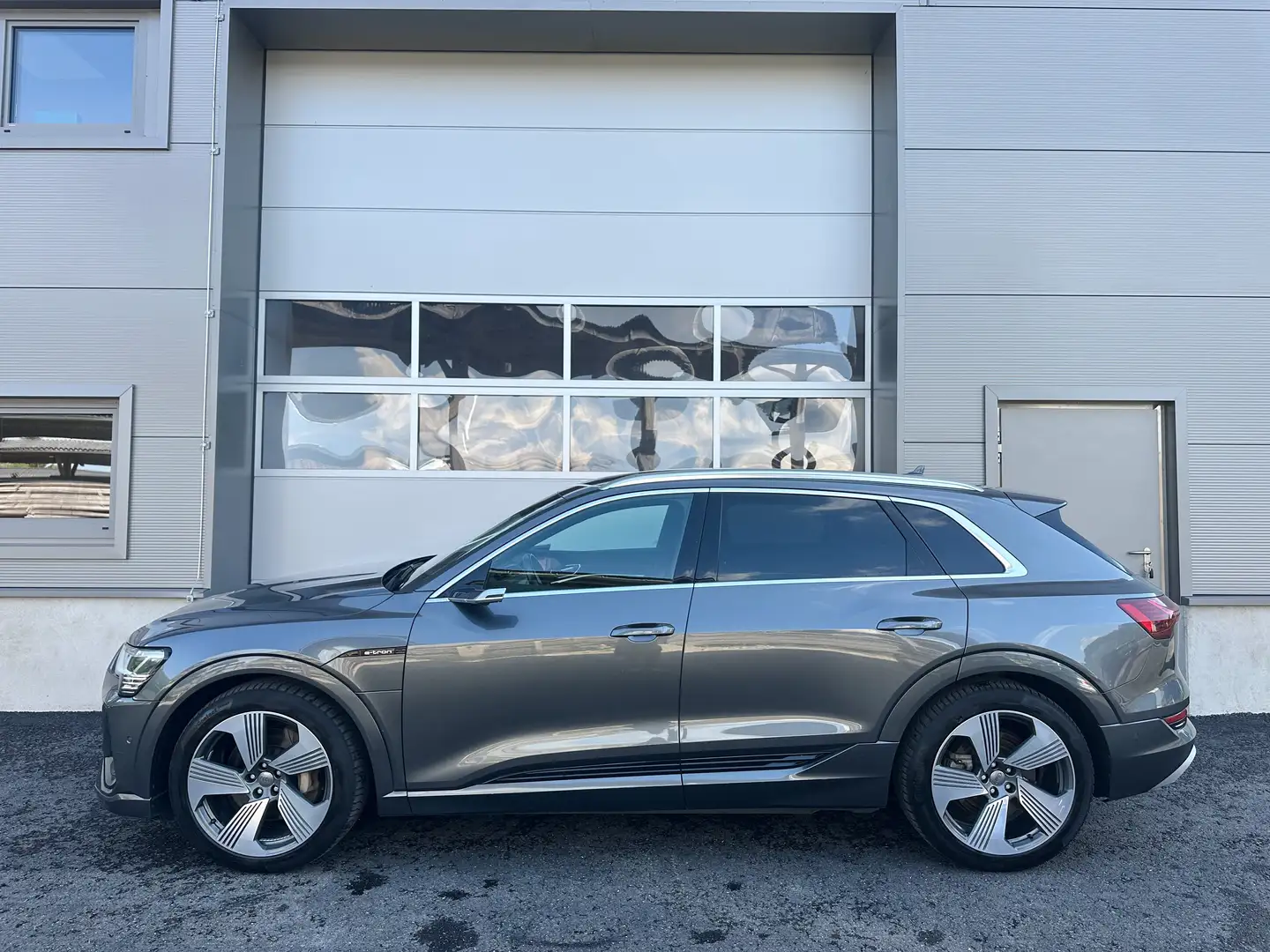 Audi e-tron 55 QUATTRO S-LINE / LEDER/ B&O/ 360°CAM/ AHK Grau - 2