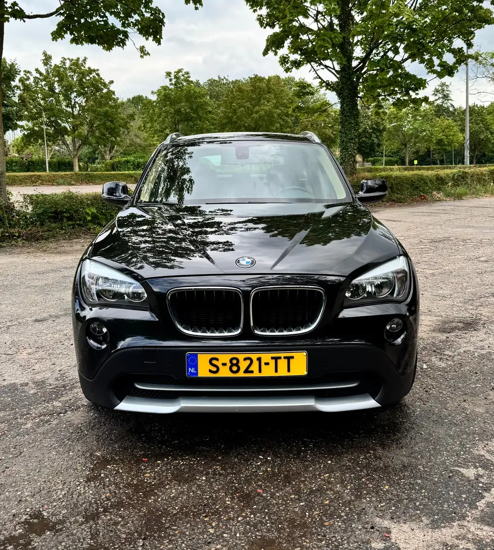 BMW X1 sDrive18i Exec. Zwart - 1