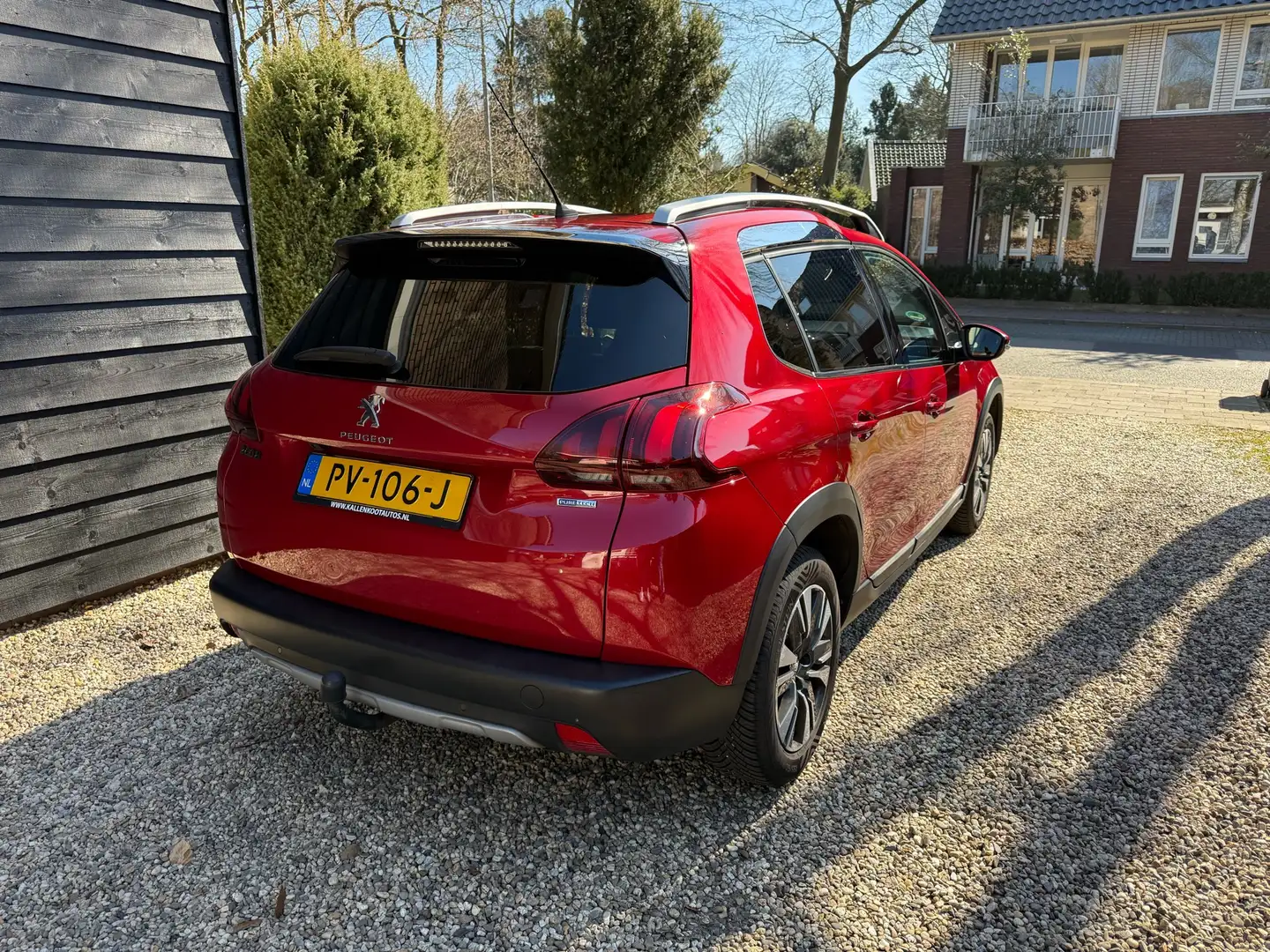 Peugeot 2008 1.2 PureTech Allure Rood - 2
