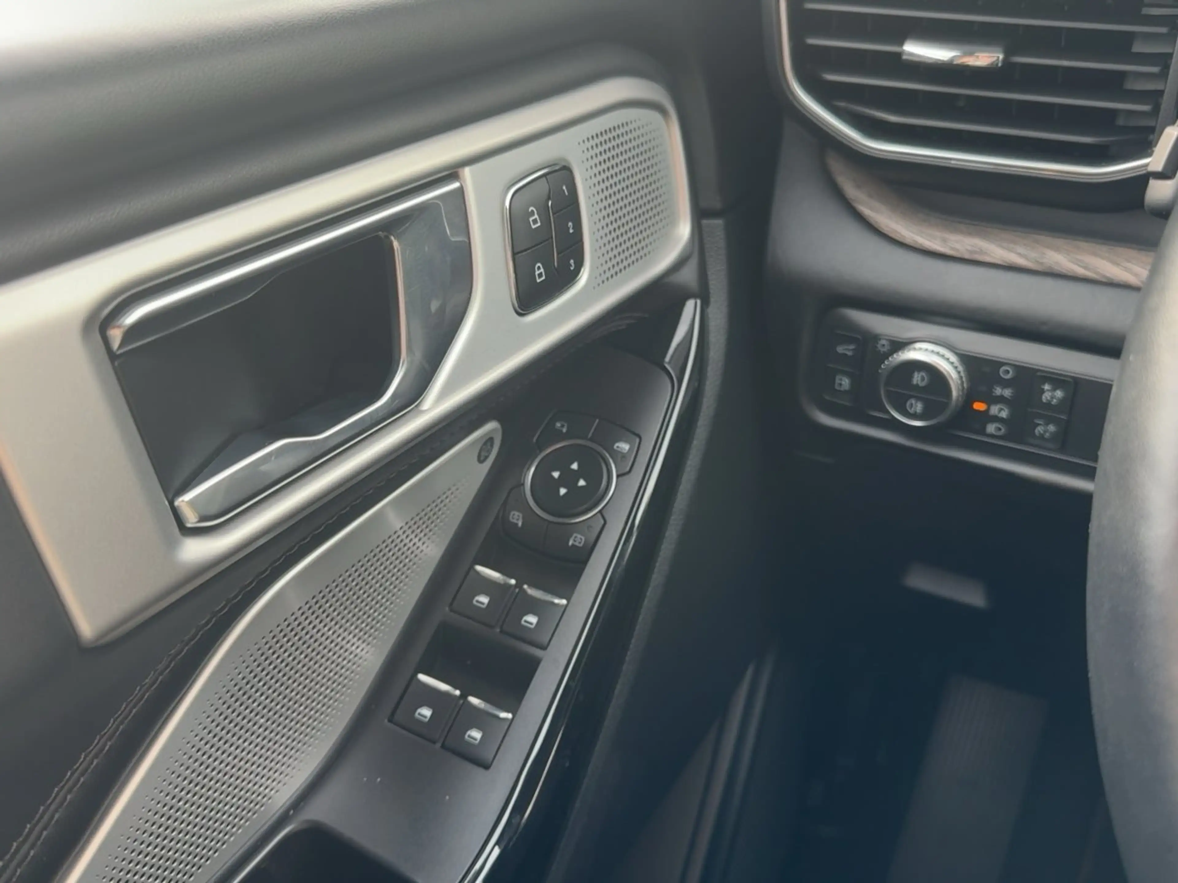 Ford Explorer 4x4 PHEV Platinum | 7Sitzer | Sitzklima — photo 26