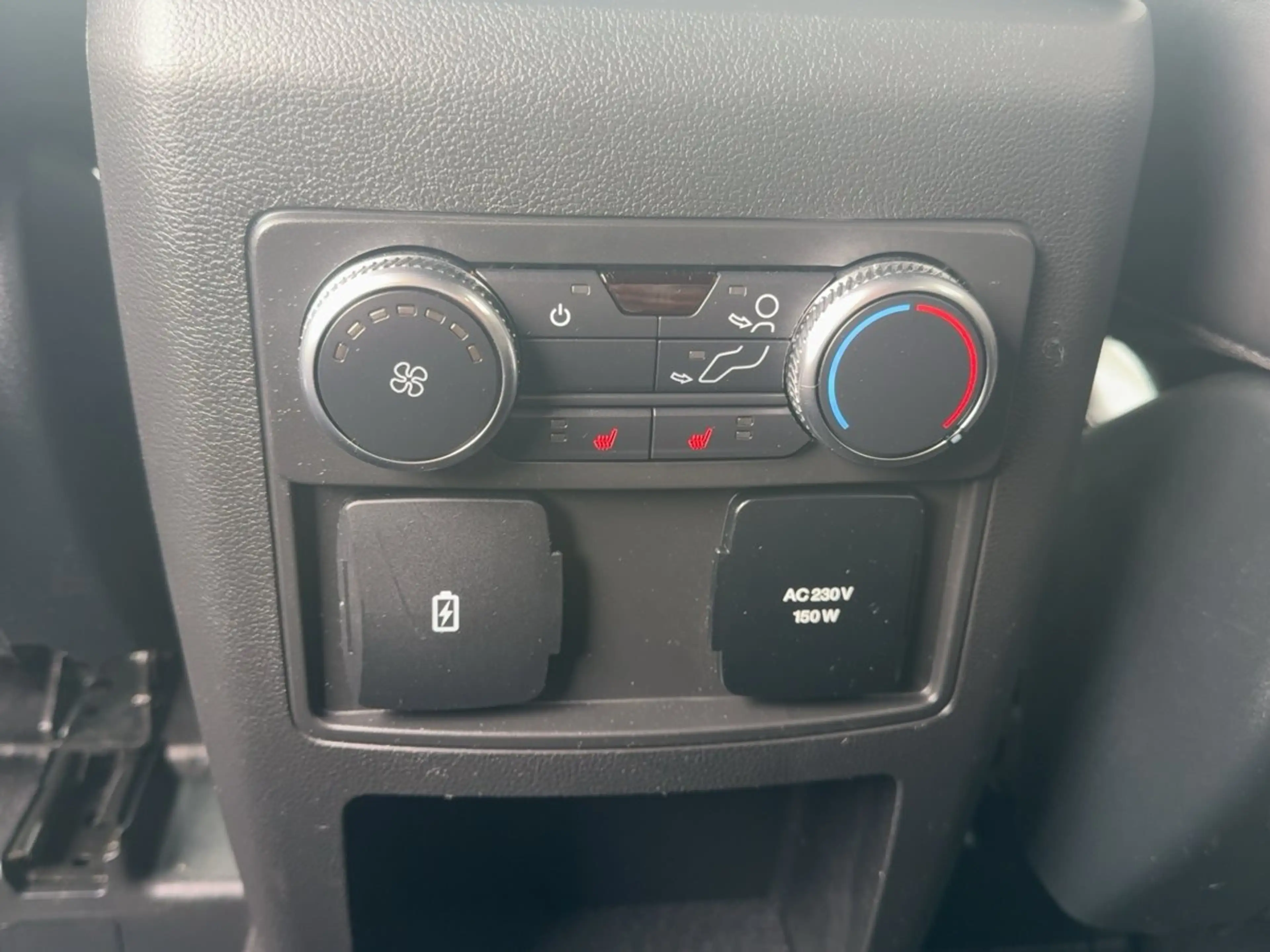 Ford Explorer 4x4 PHEV Platinum | 7Sitzer | Sitzklima — photo 27