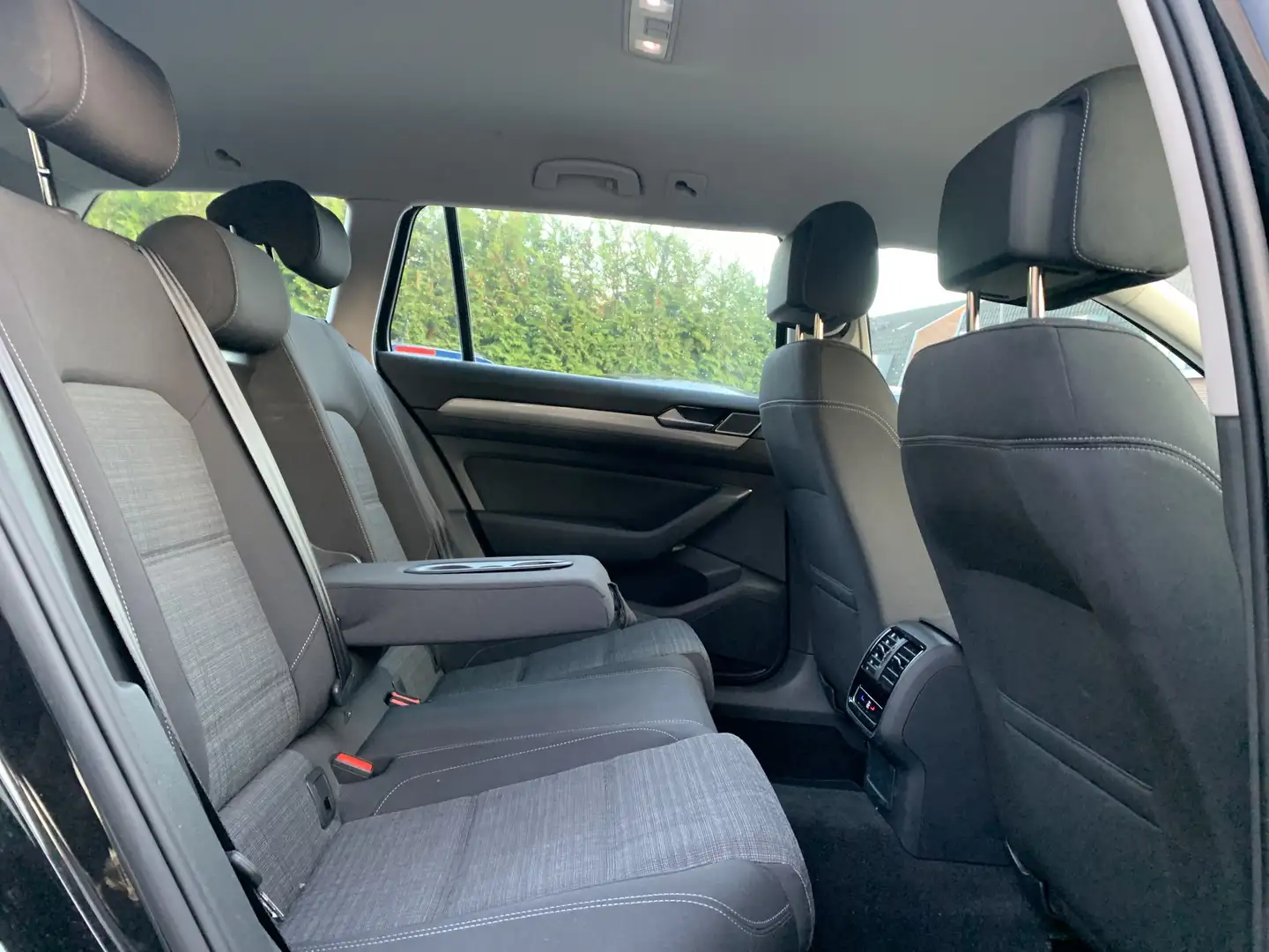 Volkswagen Passat Variant 1.5 TSi 150pk ACT Aut., Navi | Camera | Trekhaak Zwart - 2