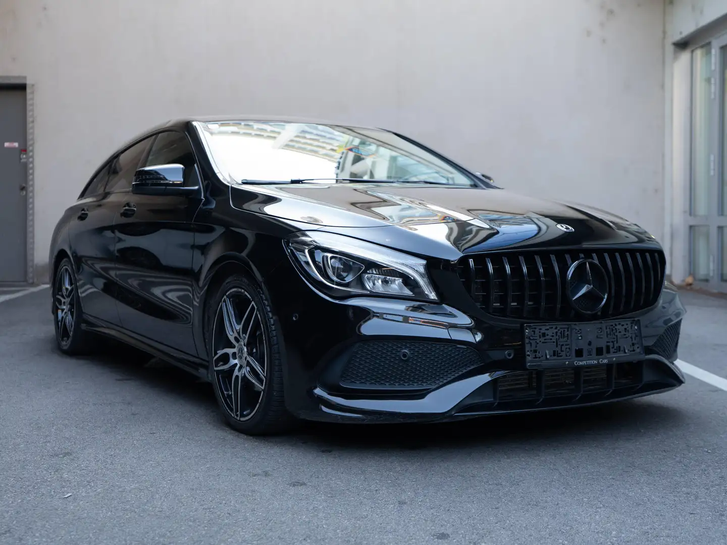 Mercedes-Benz CLA 180 180 Shooting Brake Schwarz - 2