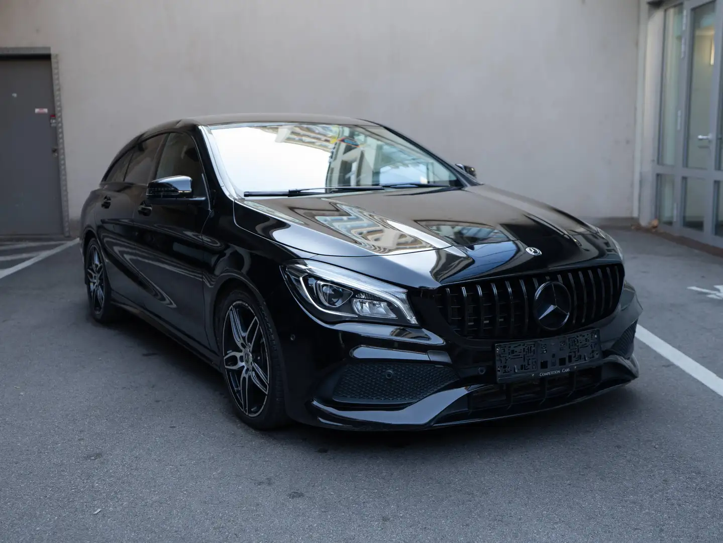 Mercedes-Benz CLA 180 180 Shooting Brake Schwarz - 1