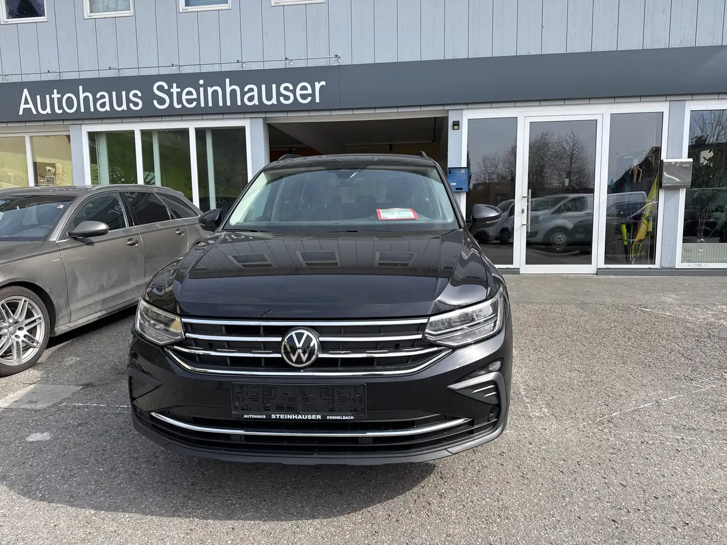 Volkswagen Tiguan Basis Schwarz - 1