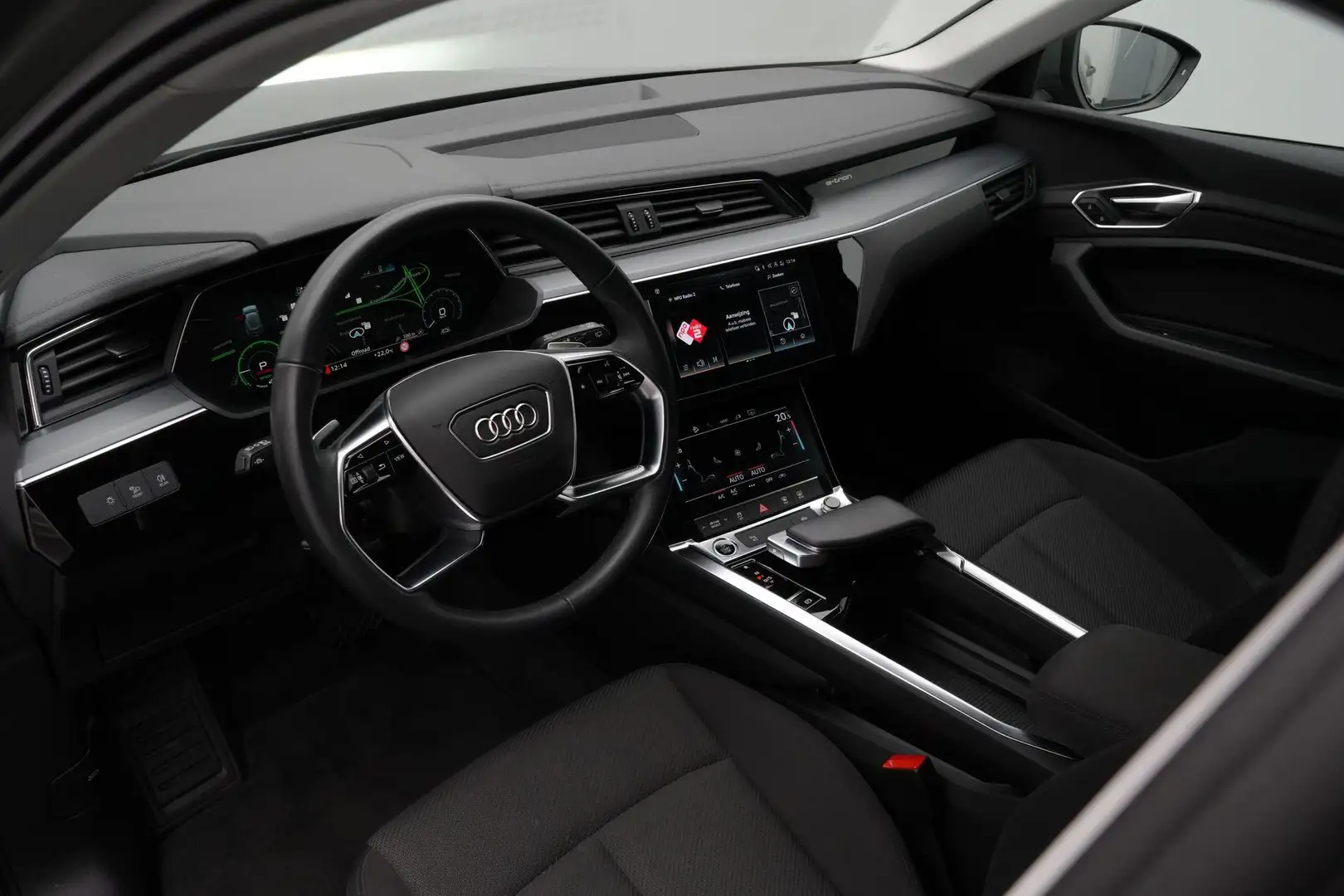 Audi Q8 e-tron 50 quattro Edition 95 kWh 340 pk | Luchtvering | A Grijs - 2