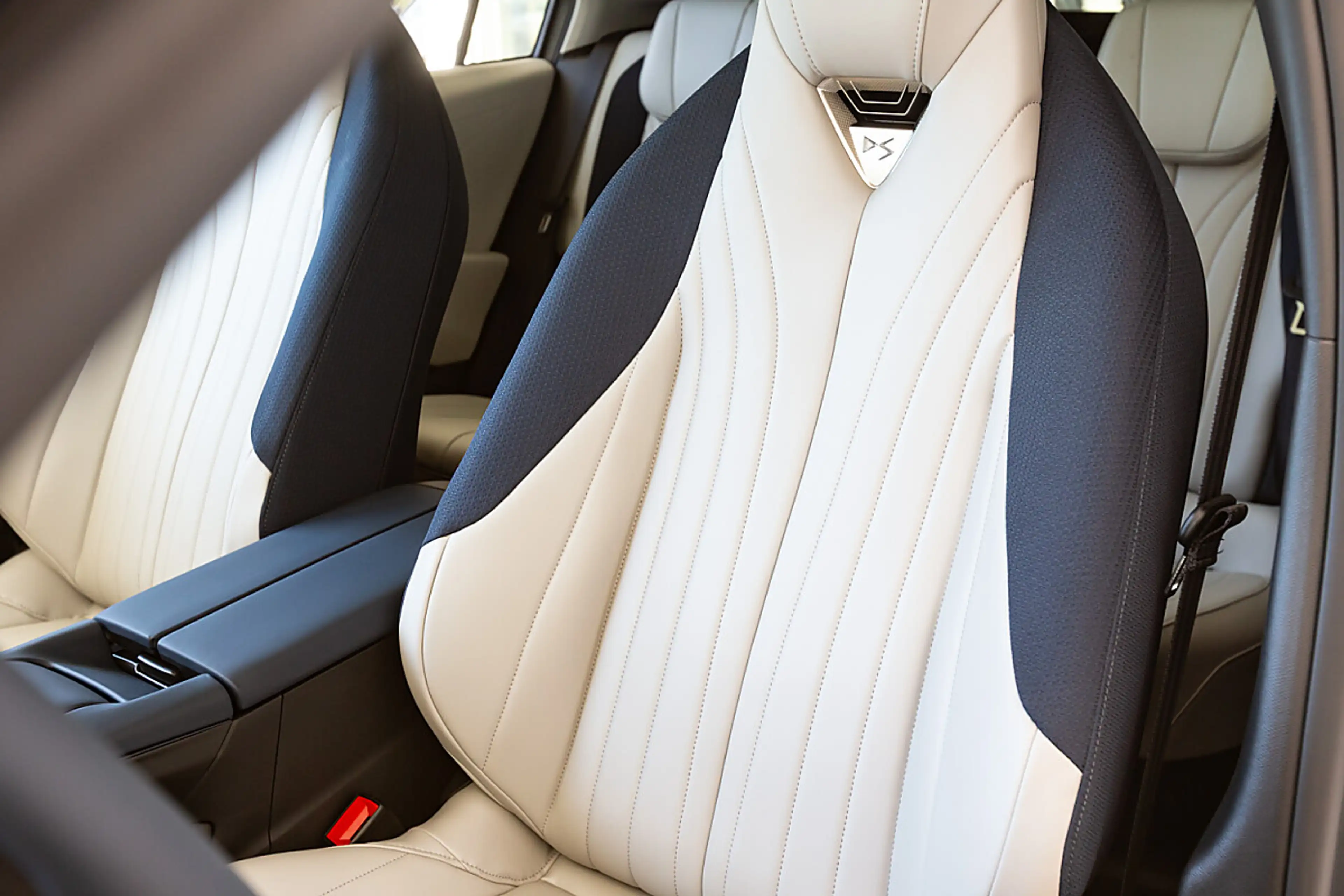 DS Automobiles N°7 DS N7 Hybrid 145 eDCT-6 Pallas — photo 13