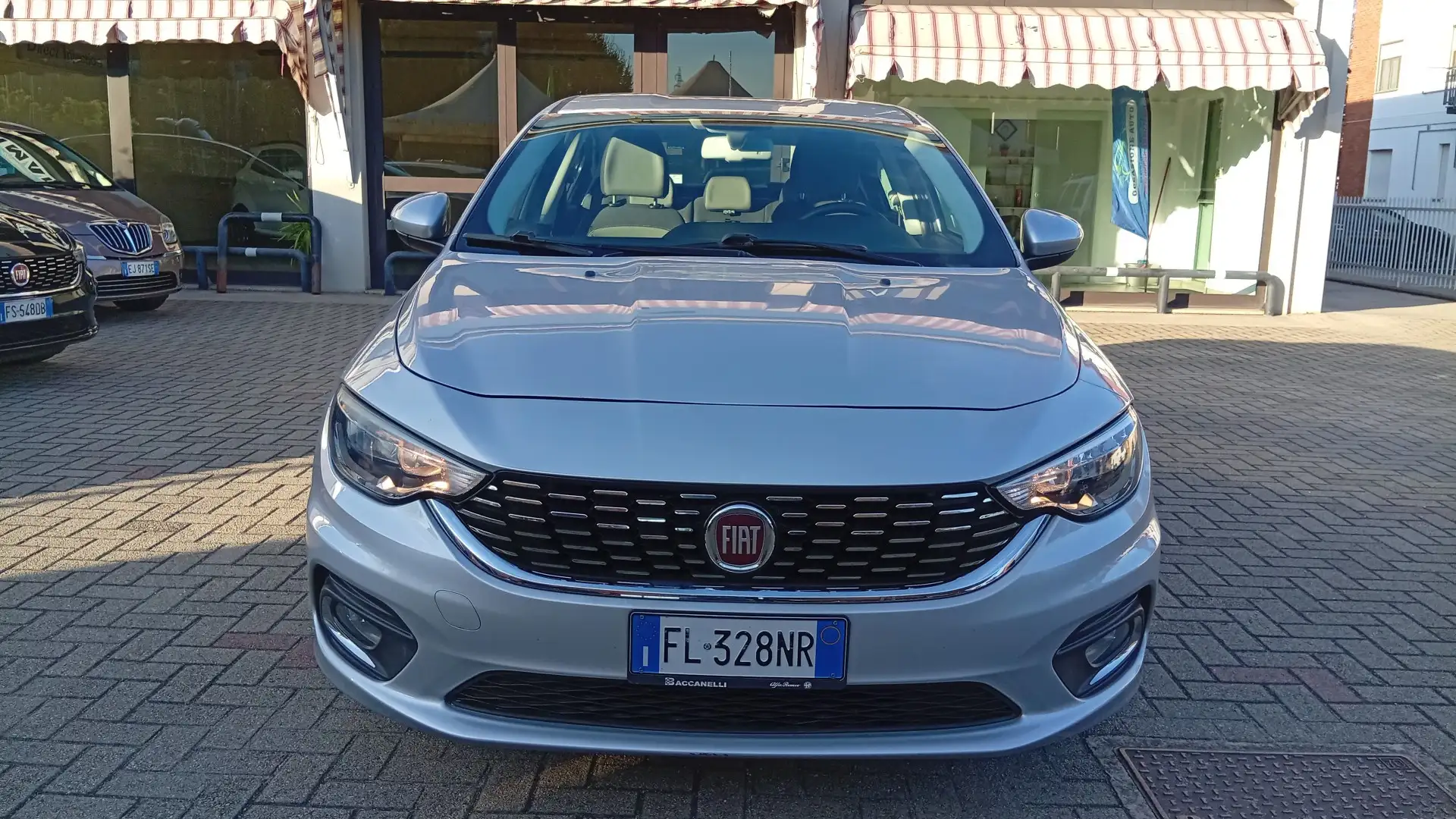 Fiat Tipo Tipo 4p 1.4 Lounge 95cv S&S Gris - 2
