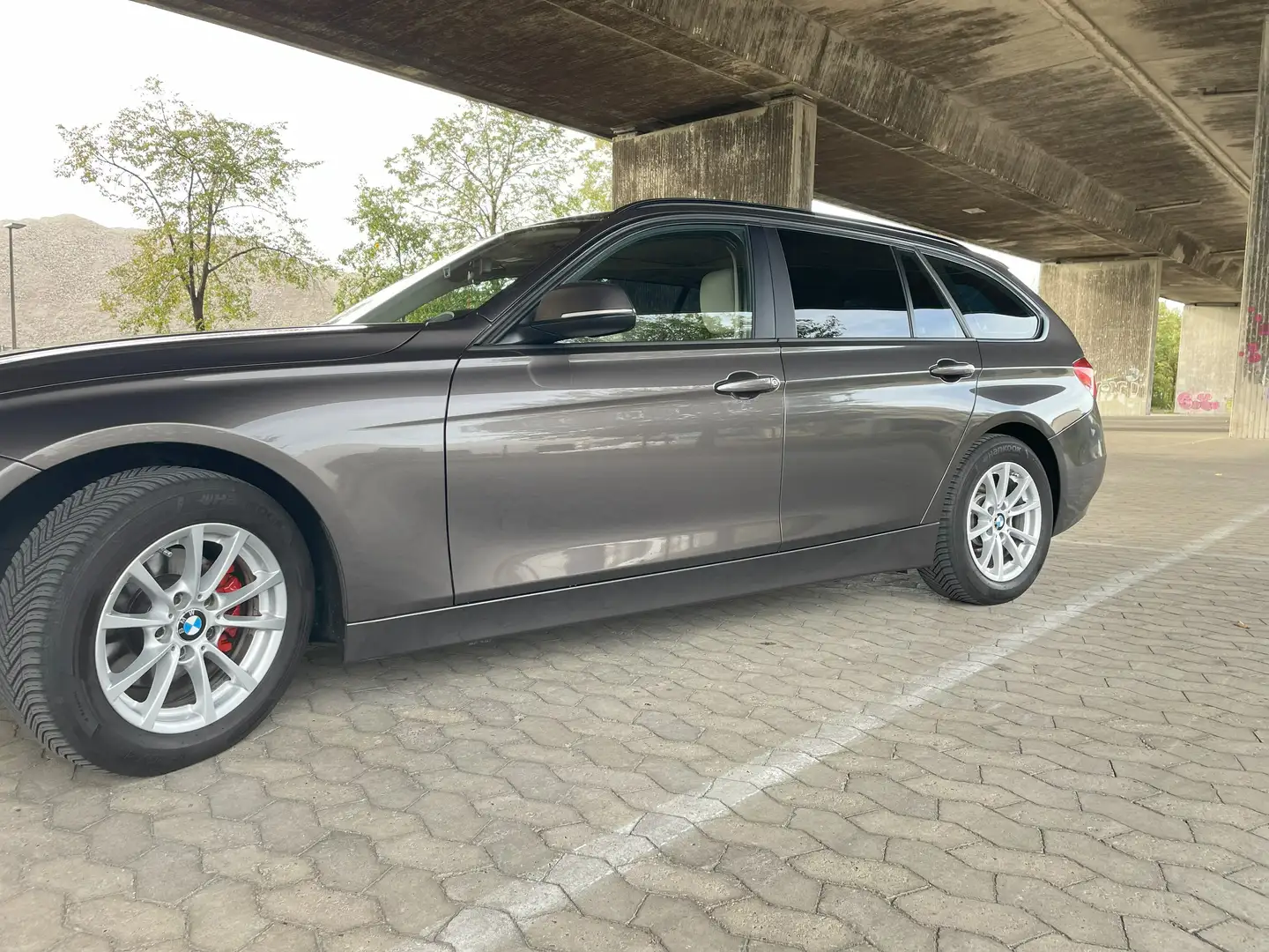 BMW 318 318d Touring Aut. Blue Performance Luxury Line Braun - 2