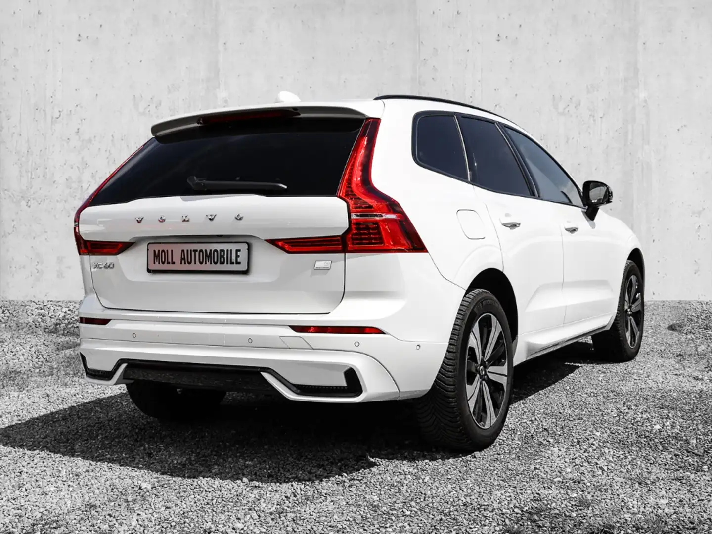 Volvo XC60 Plus Dark Recharge Plug-In Hybrid AWD T8 Twin Engi Weiß - 2