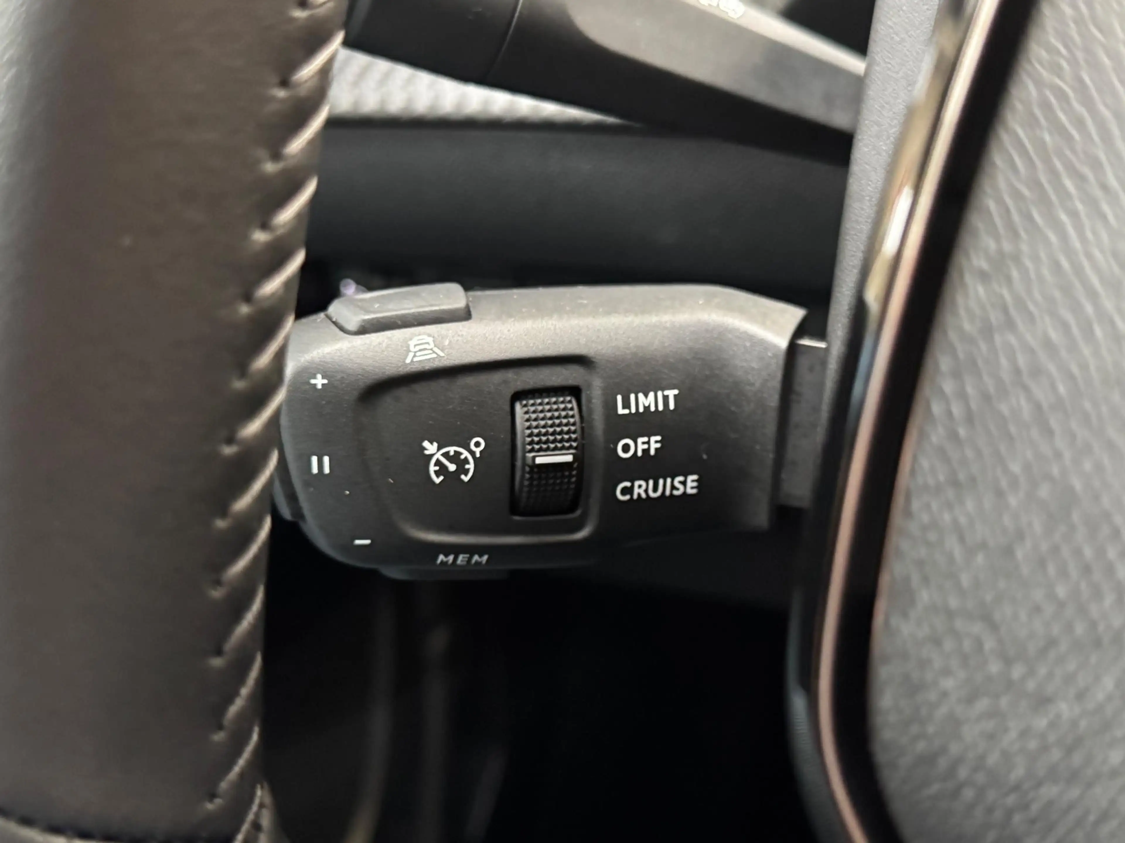 Peugeot 2008 1.2 Hybrid 145 Allure 360 camera | Dodehoekdet. | — photo 25