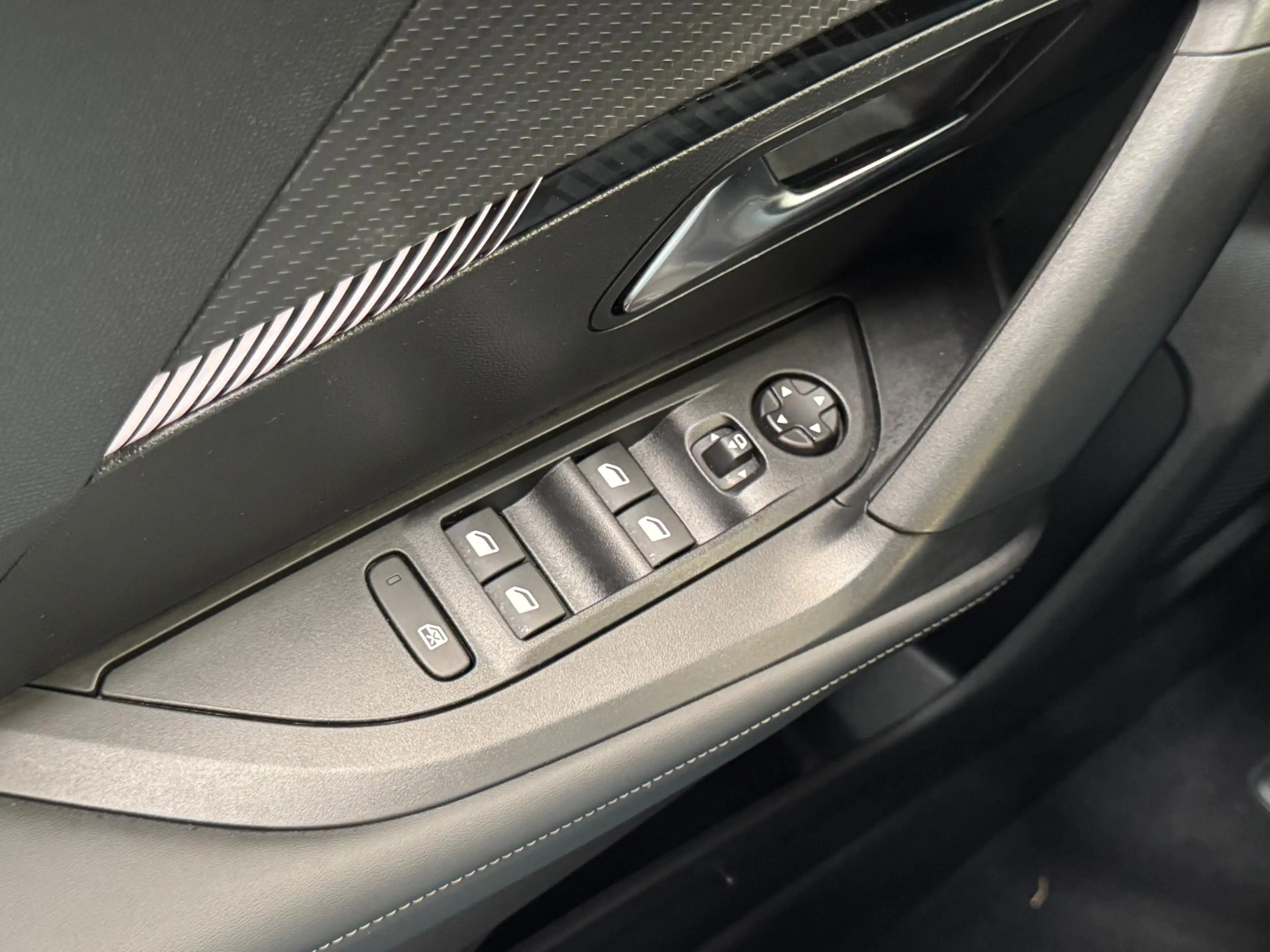 Peugeot 2008 1.2 Hybrid 145 Allure 360 camera | Dodehoekdet. | — photo 4
