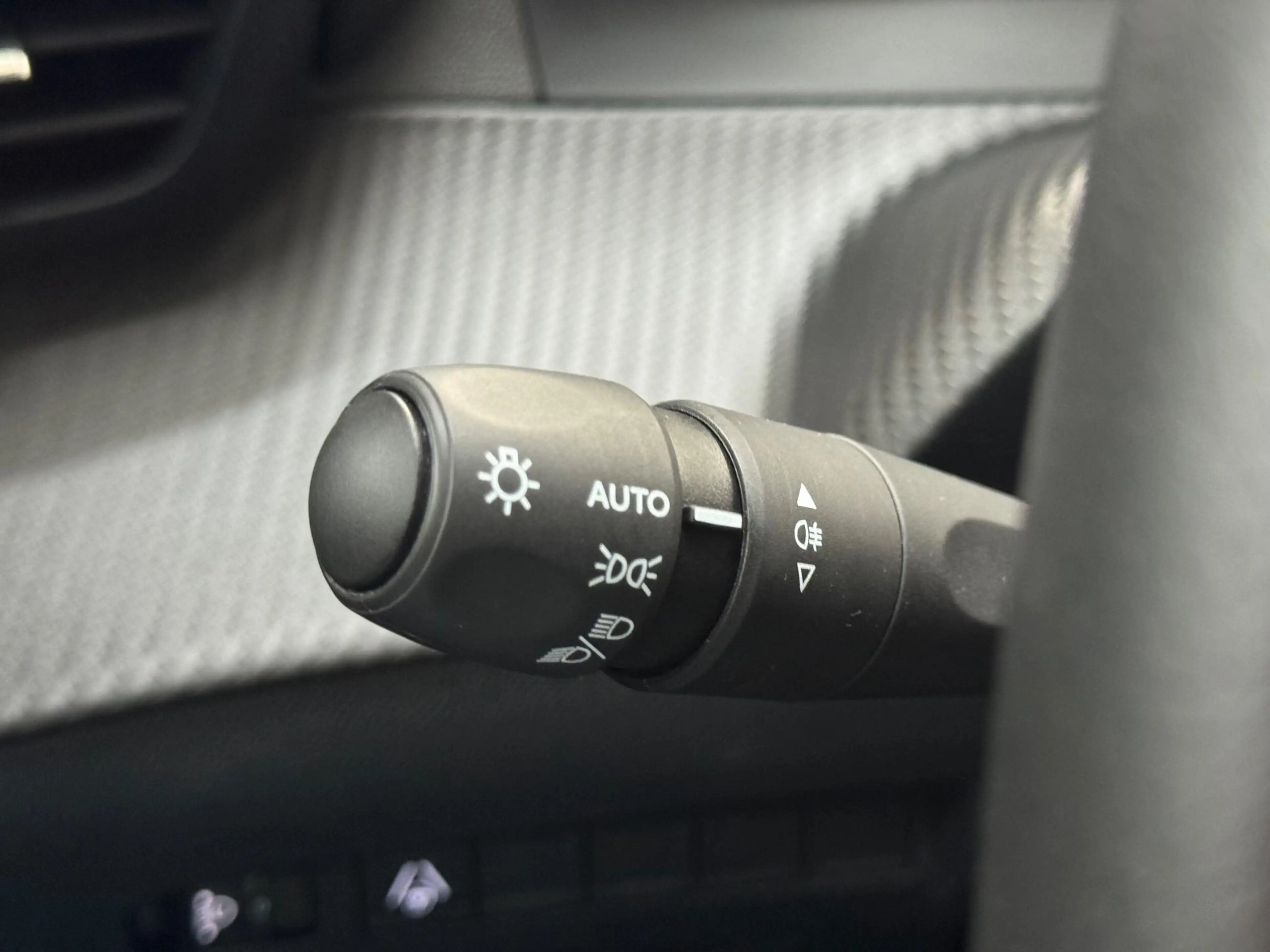 Peugeot 2008 1.2 Hybrid 145 Allure 360 camera | Dodehoekdet. | — photo 2