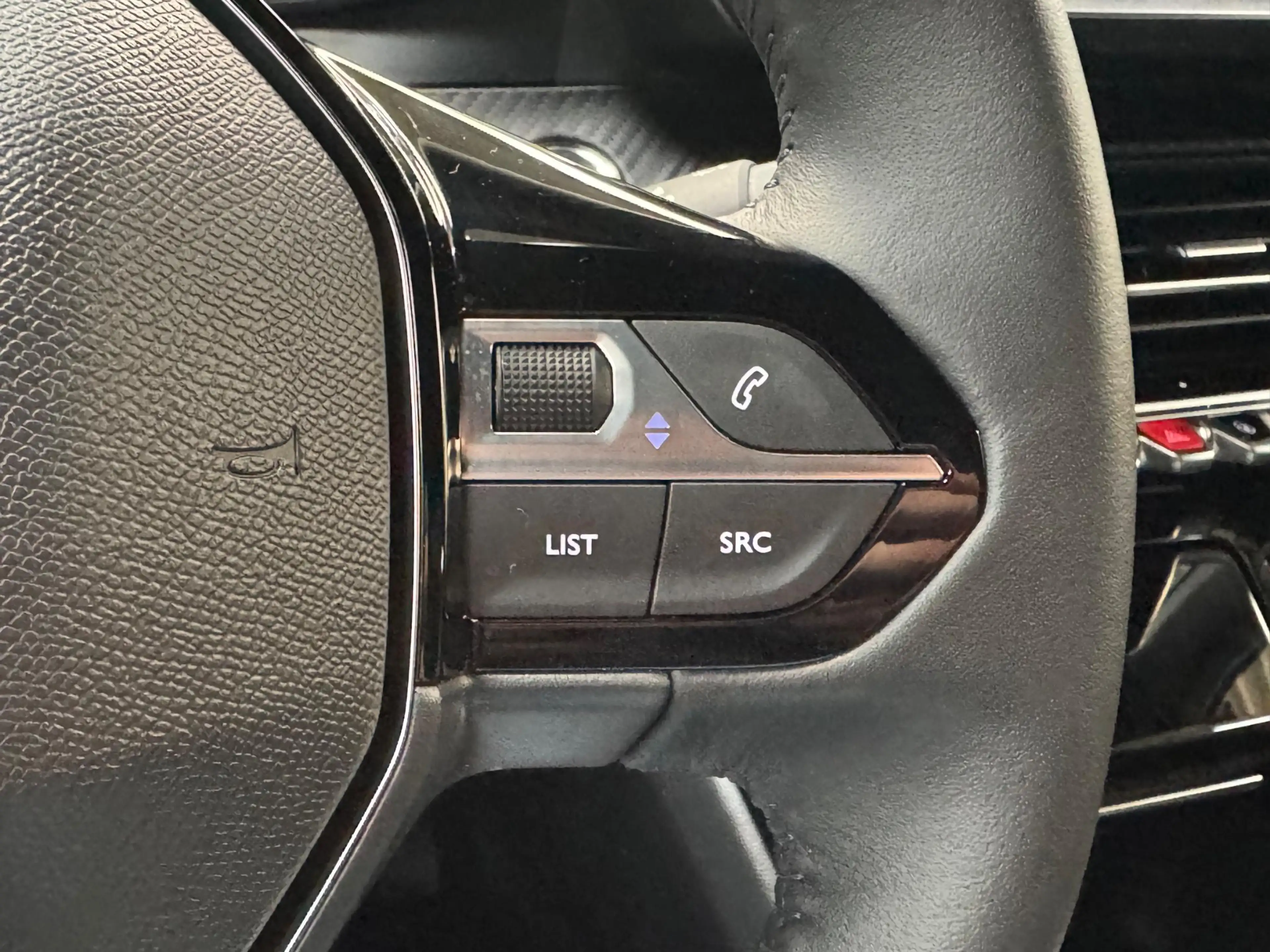 Peugeot 2008 1.2 Hybrid 145 Allure 360 camera | Dodehoekdet. | — photo 24