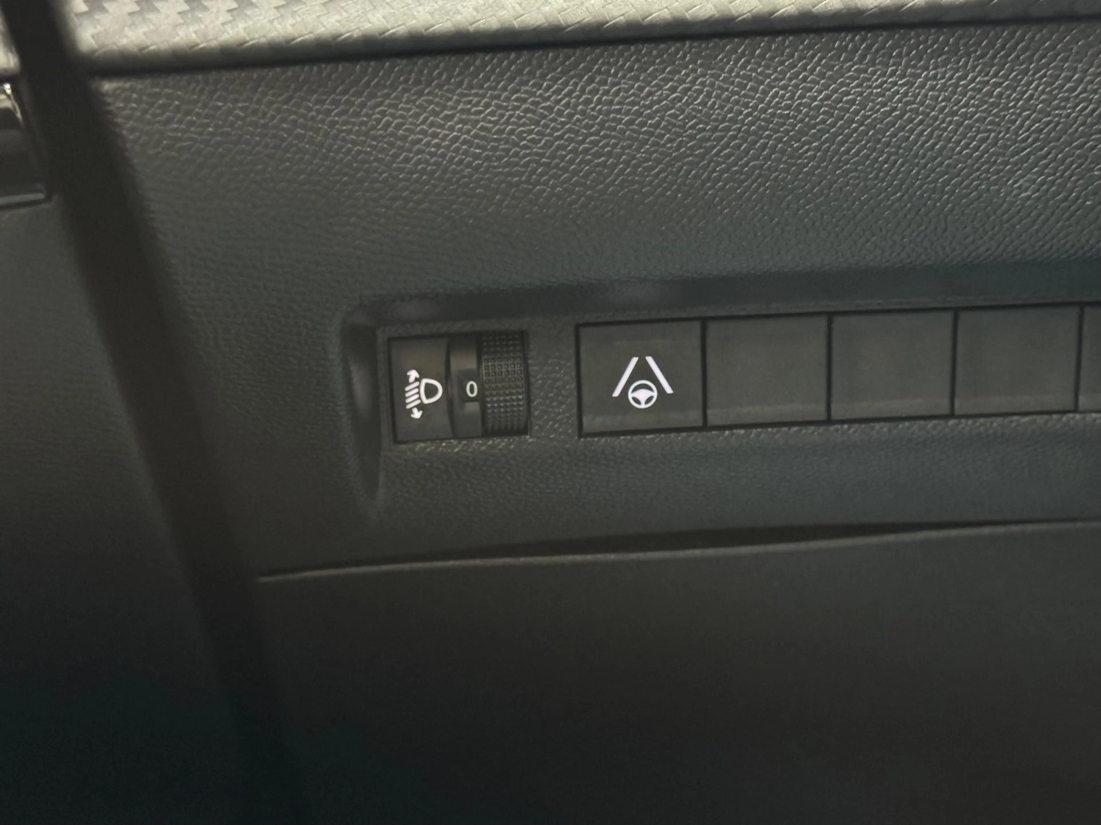 Peugeot 2008 1.2 Hybrid 145 Allure 360 camera | Dodehoekdet. | — photo 3