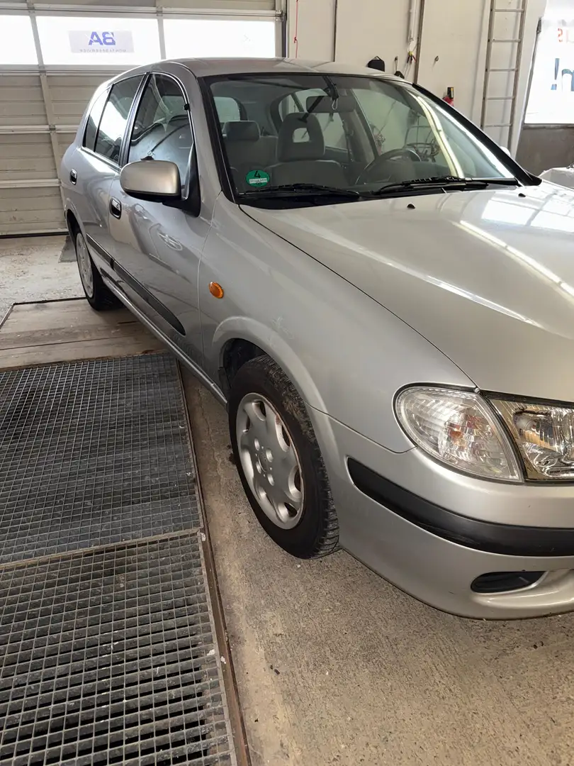 Nissan Almera Almera 1.5 Silber - 2