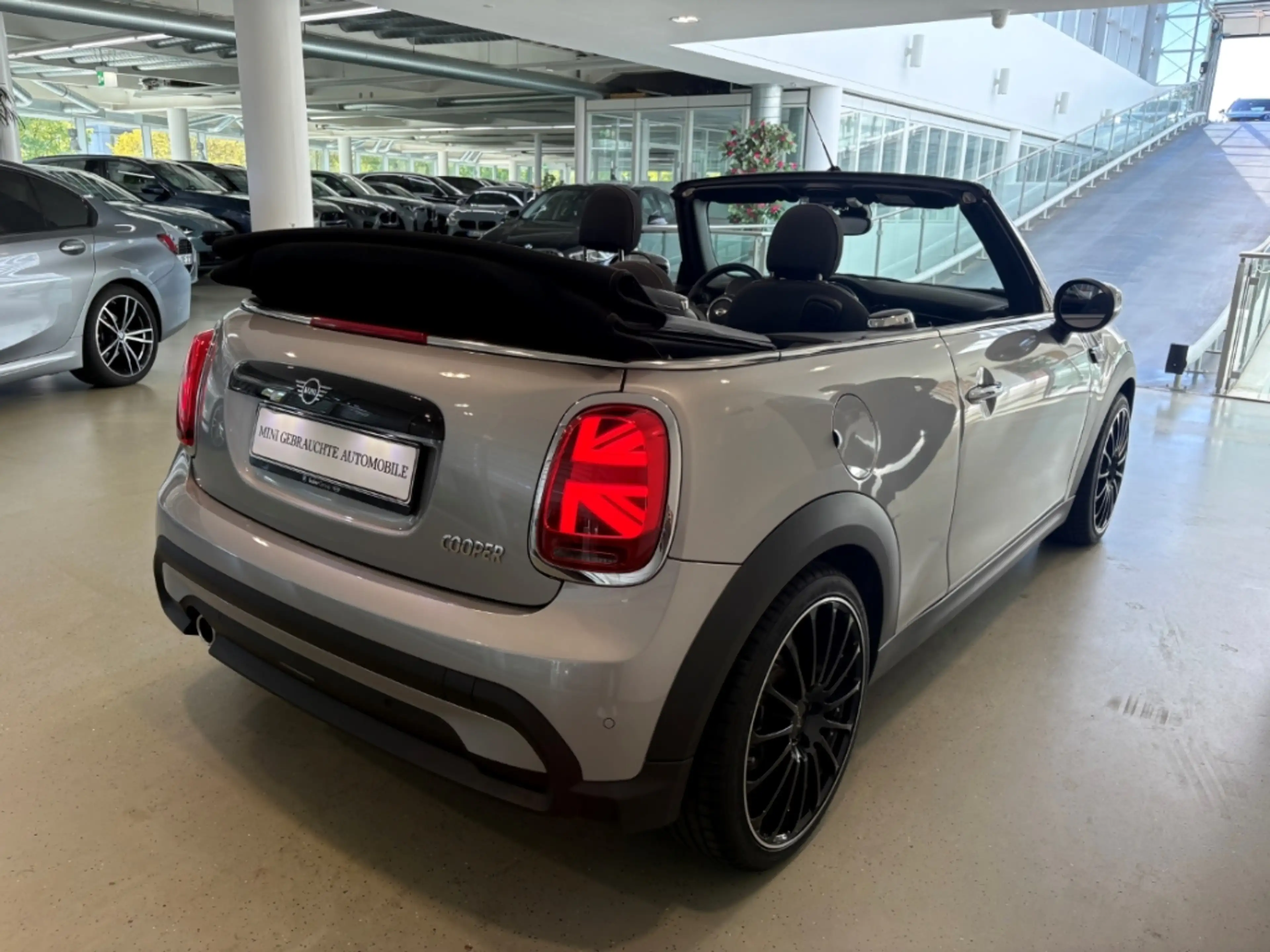 MINI Cooper Cabrio El. Verdeck Digitales Cockpit LED Mehrzonenklima 2 — photo 3