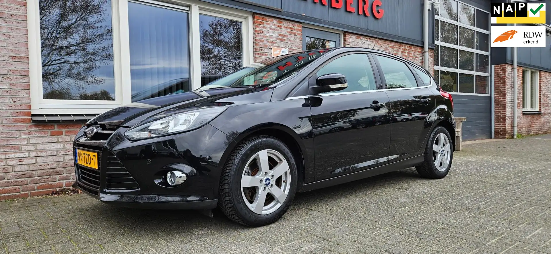 Ford Focus 1.0 EcoBoost Lease Titanium Trekhaak! Airco! Revis Zwart - 1