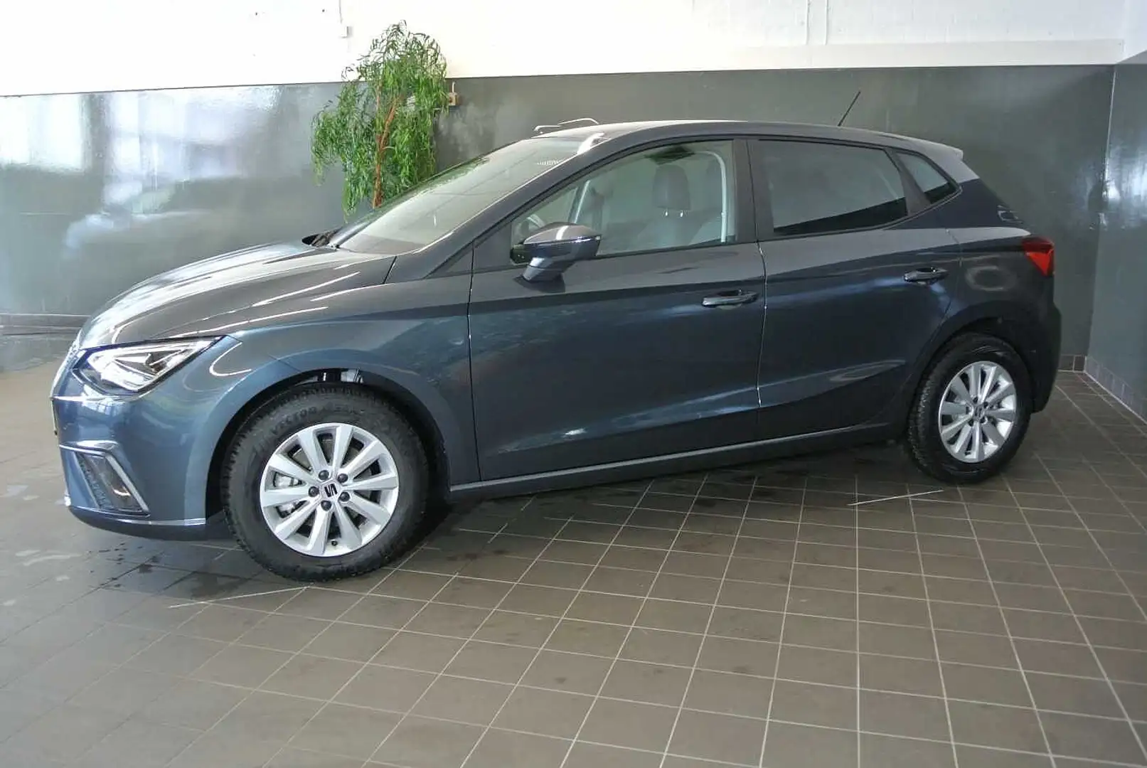 SEAT Ibiza 1.0 TSI DSG Style +Navi+LED+RFK+GJR Grau - 2