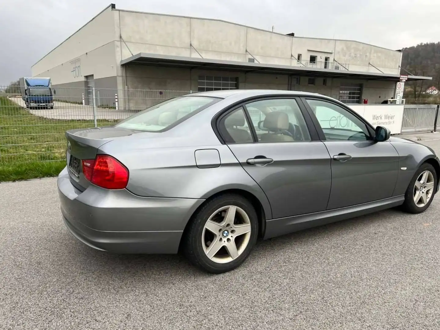 BMW 318 318d AdvantageAdvantage Grau - 1