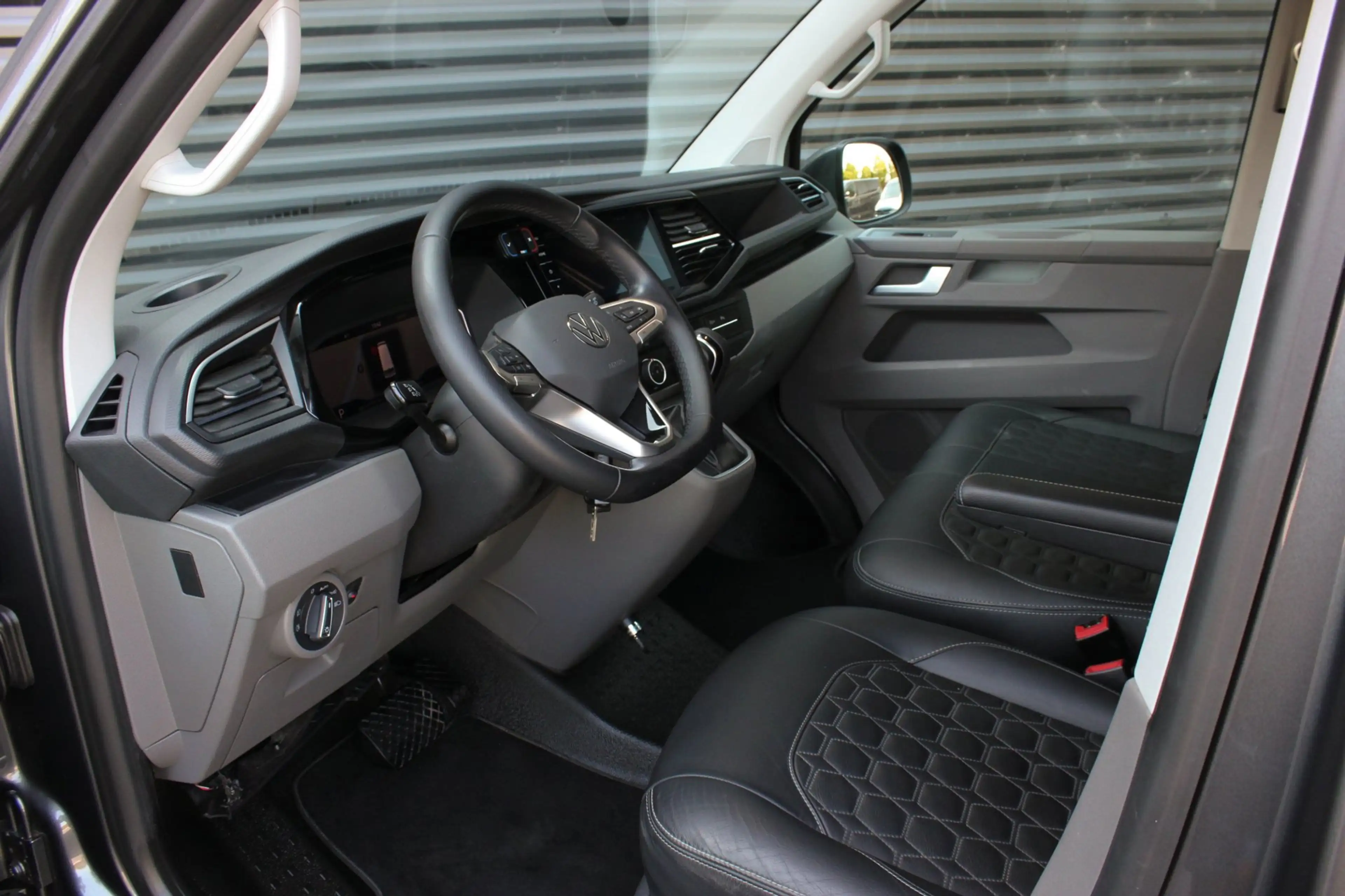 Volkswagen Transporter 2.0 TDI L2H1 150PK DSG JB- EDITION / VERLAGINGSVER — photo 30