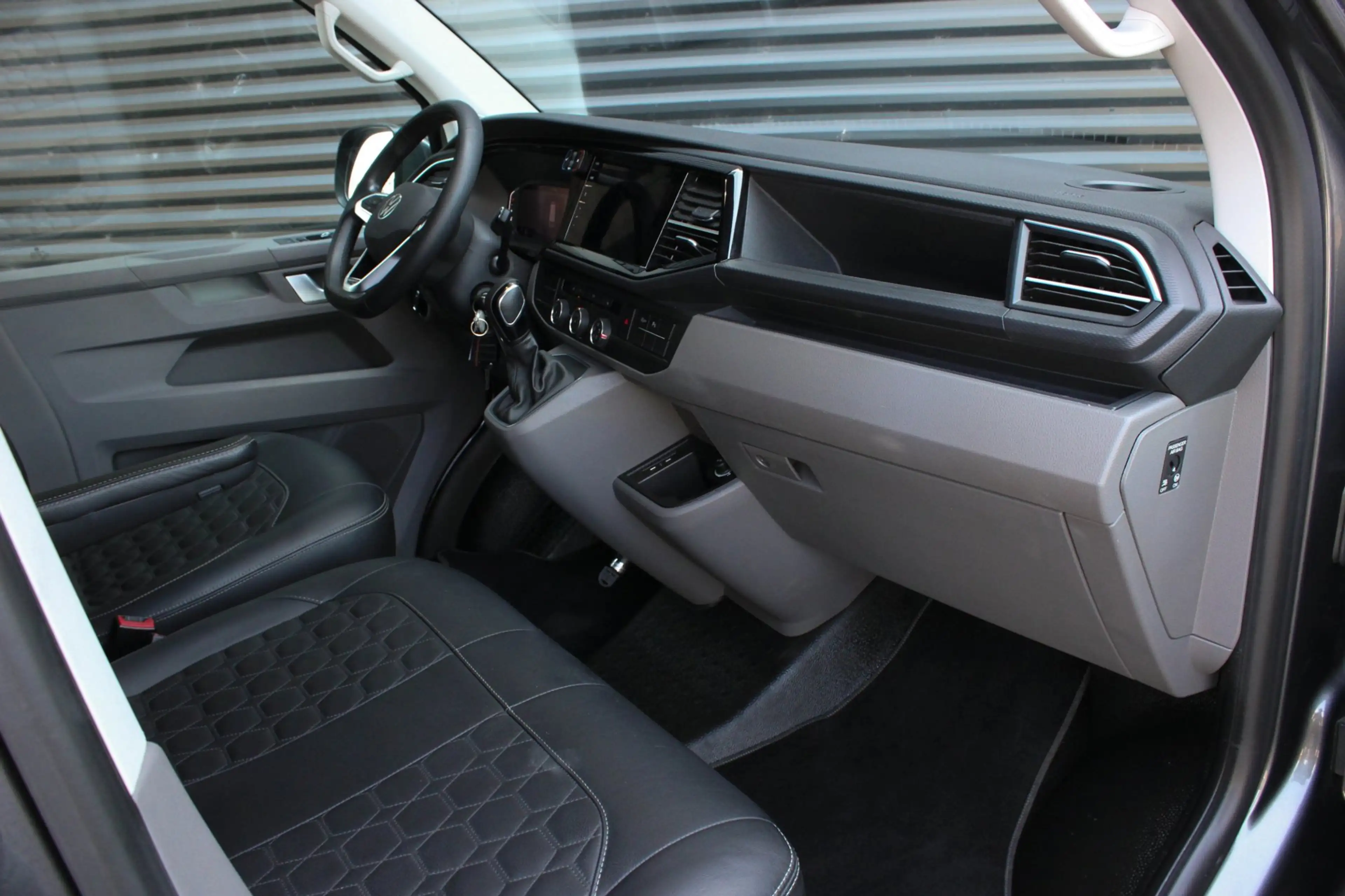 Volkswagen Transporter 2.0 TDI L2H1 150PK DSG JB- EDITION / VERLAGINGSVER — photo 31