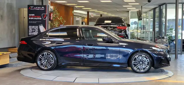 BMW 5 Series view 5