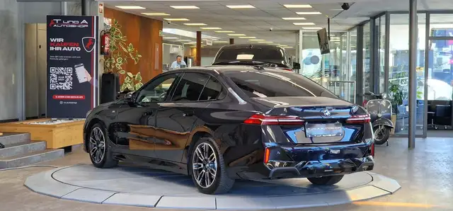 BMW 5 Series view 6