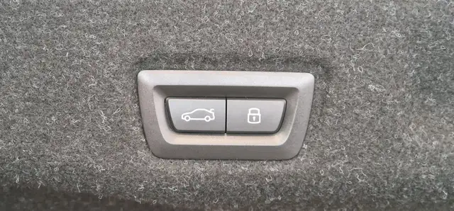 BMW 5 Series view 10
