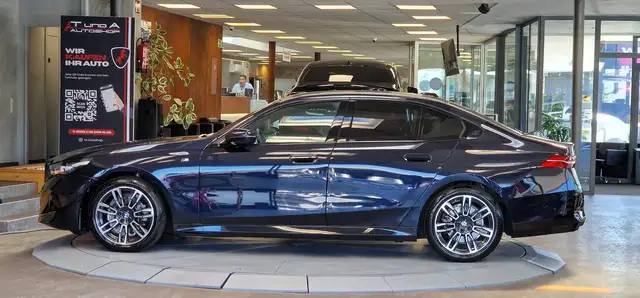 BMW 5 Series view 4