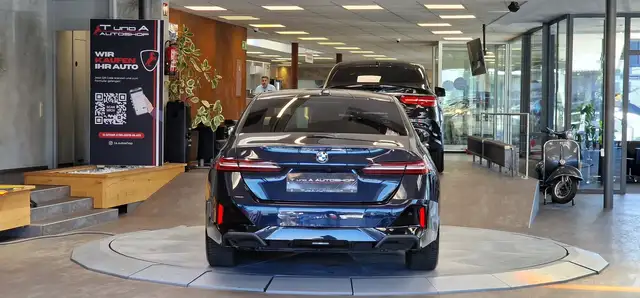 BMW 5 Series view 8