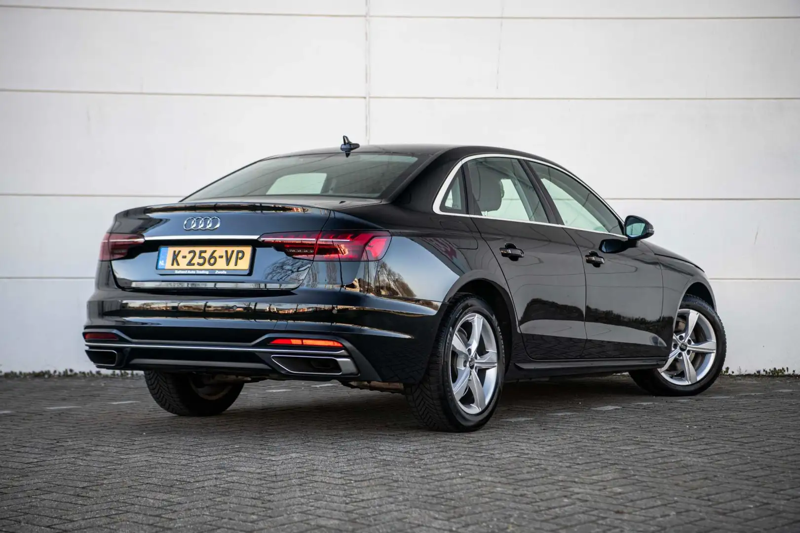 Audi A4 Limousine 35 TFSI 150pk S-Tronic Business Edition Noir - 2