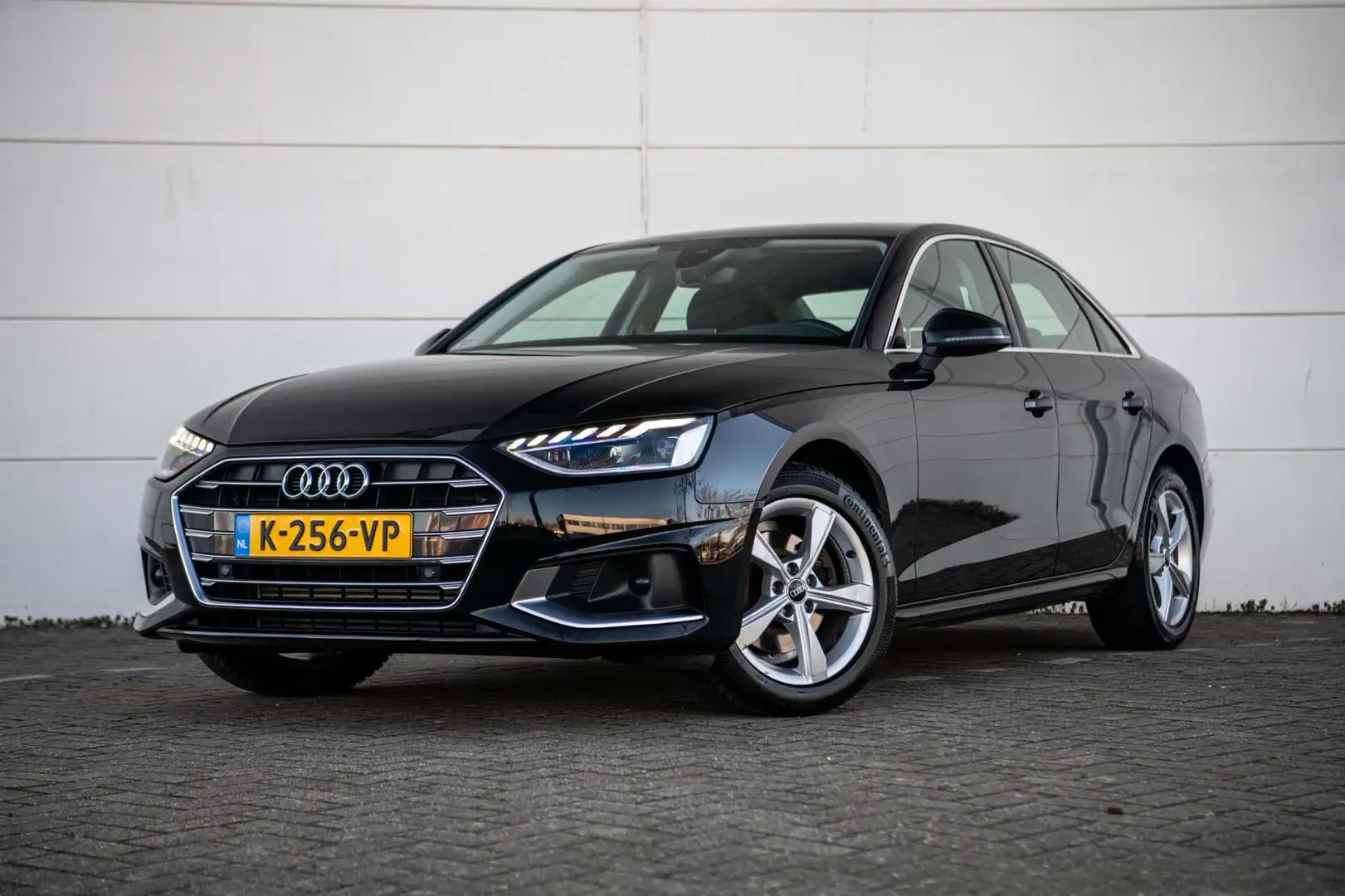 Audi A4 Limousine 35 TFSI 150pk S-Tronic Business Edition Noir - 1
