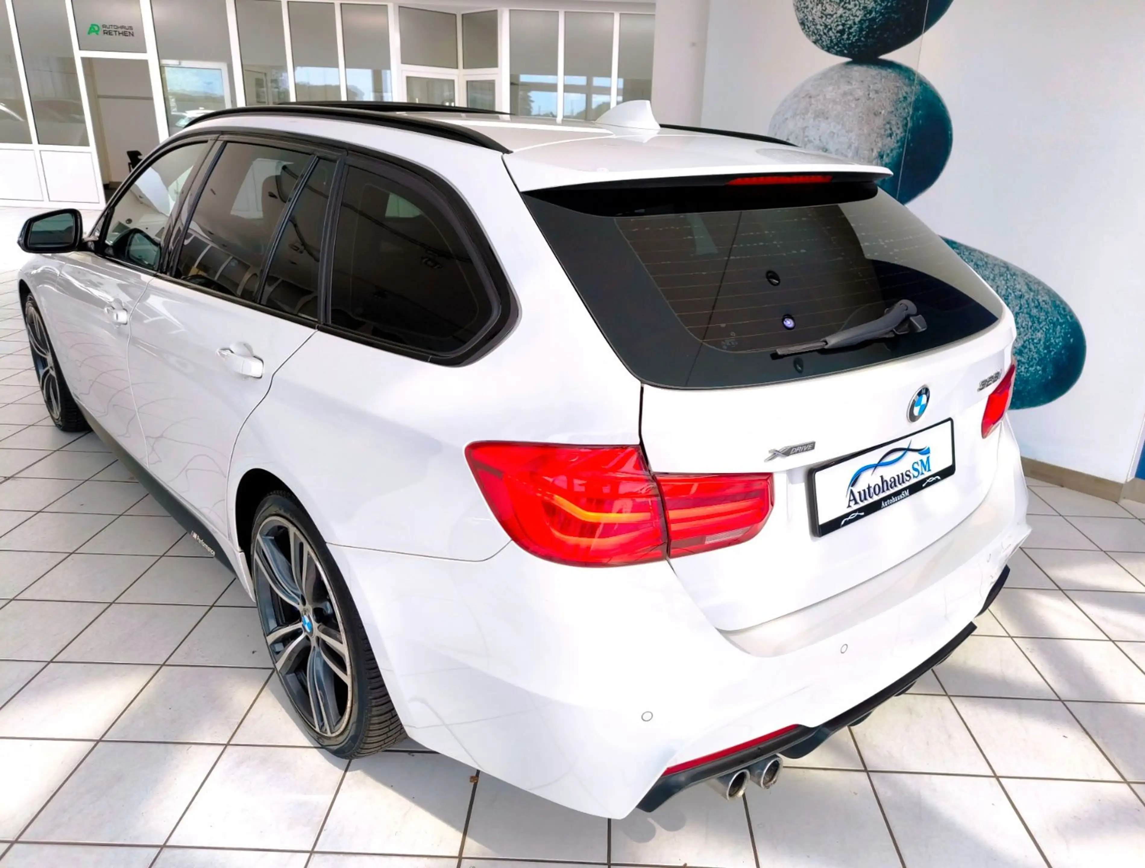BMW 328 i xDrive Touring*M-Paket*Hud*H&K* — photo 3