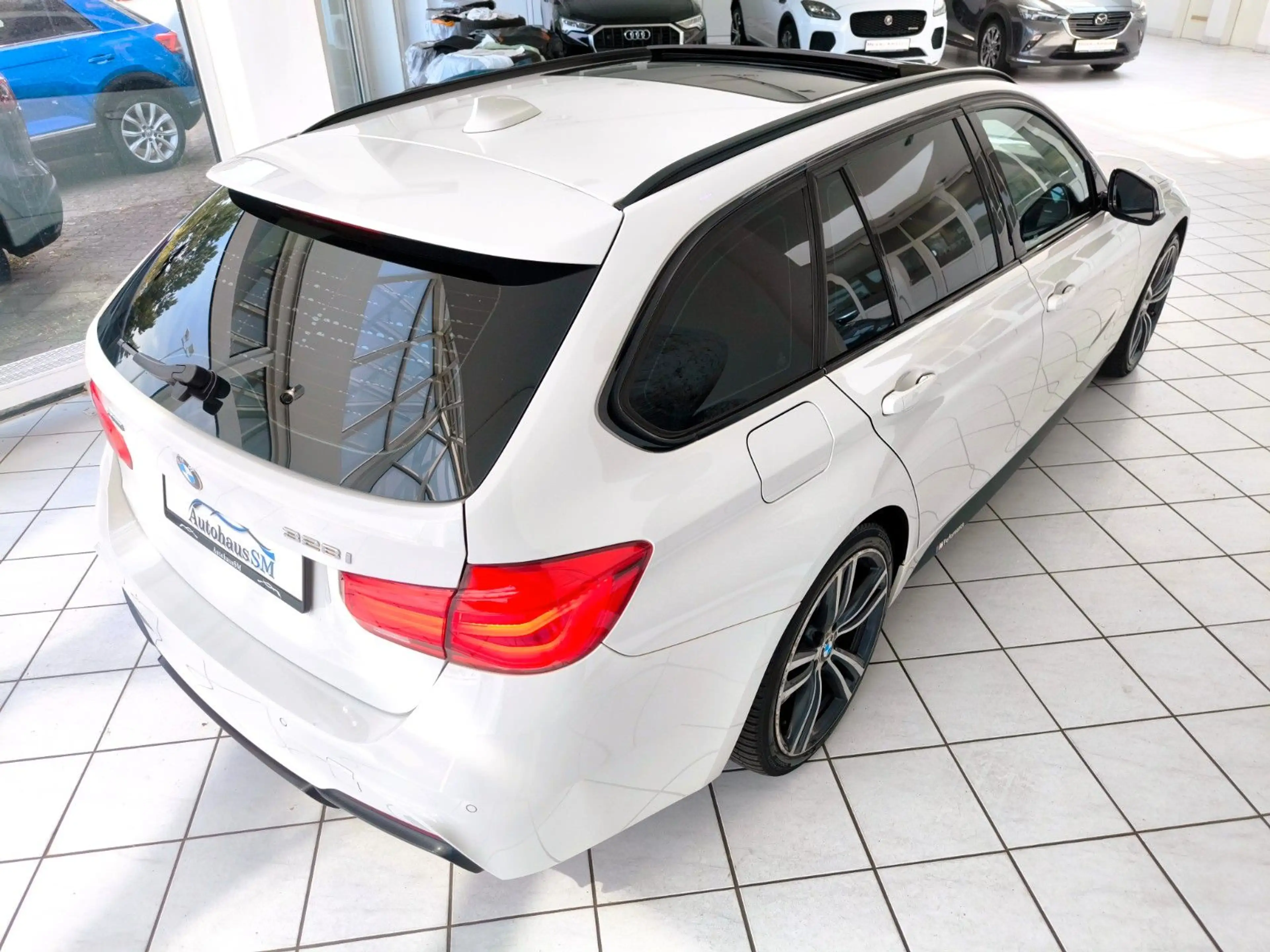 BMW 328 i xDrive Touring*M-Paket*Hud*H&K* — photo 4