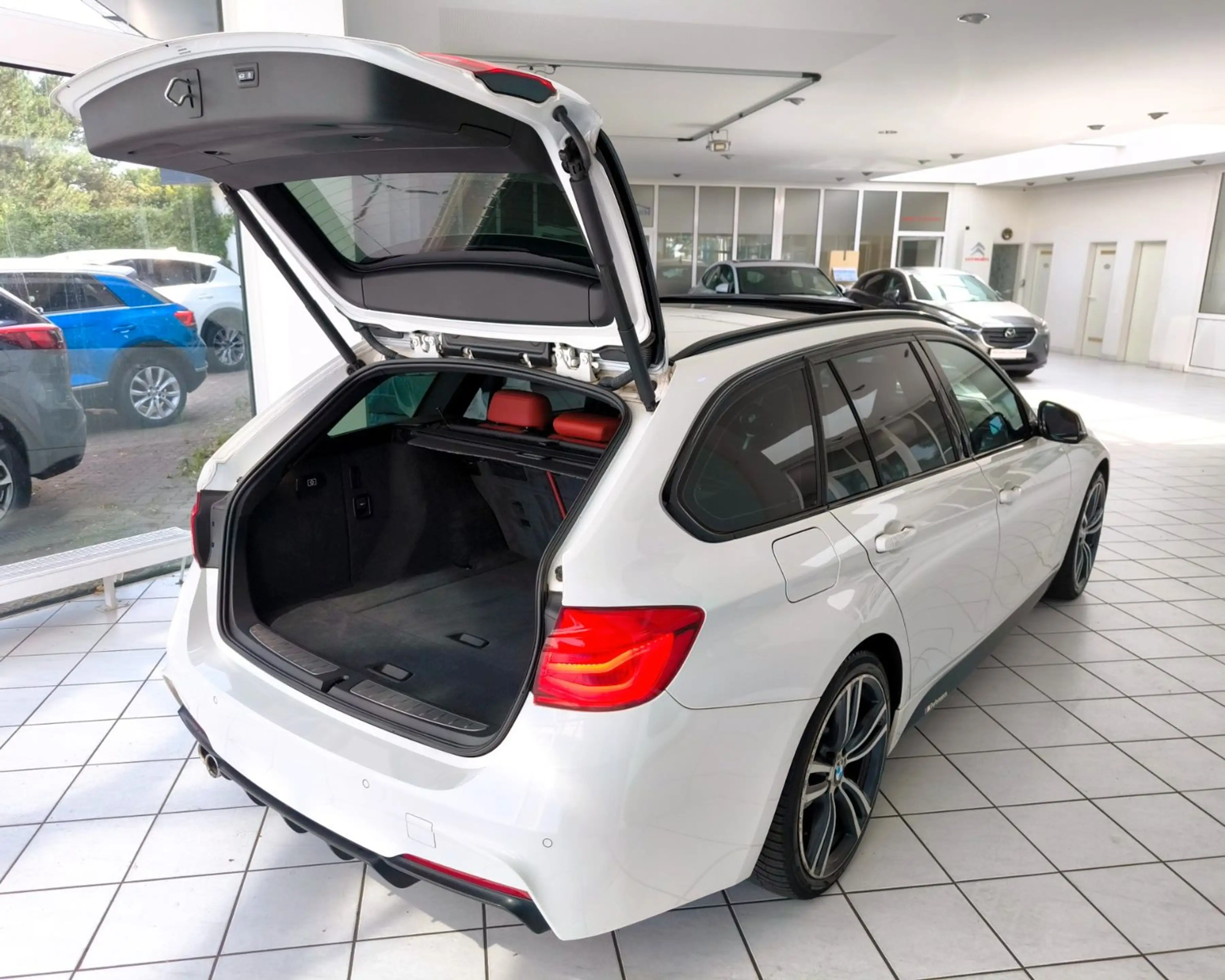 BMW 328 i xDrive Touring*M-Paket*Hud*H&K* — photo 12