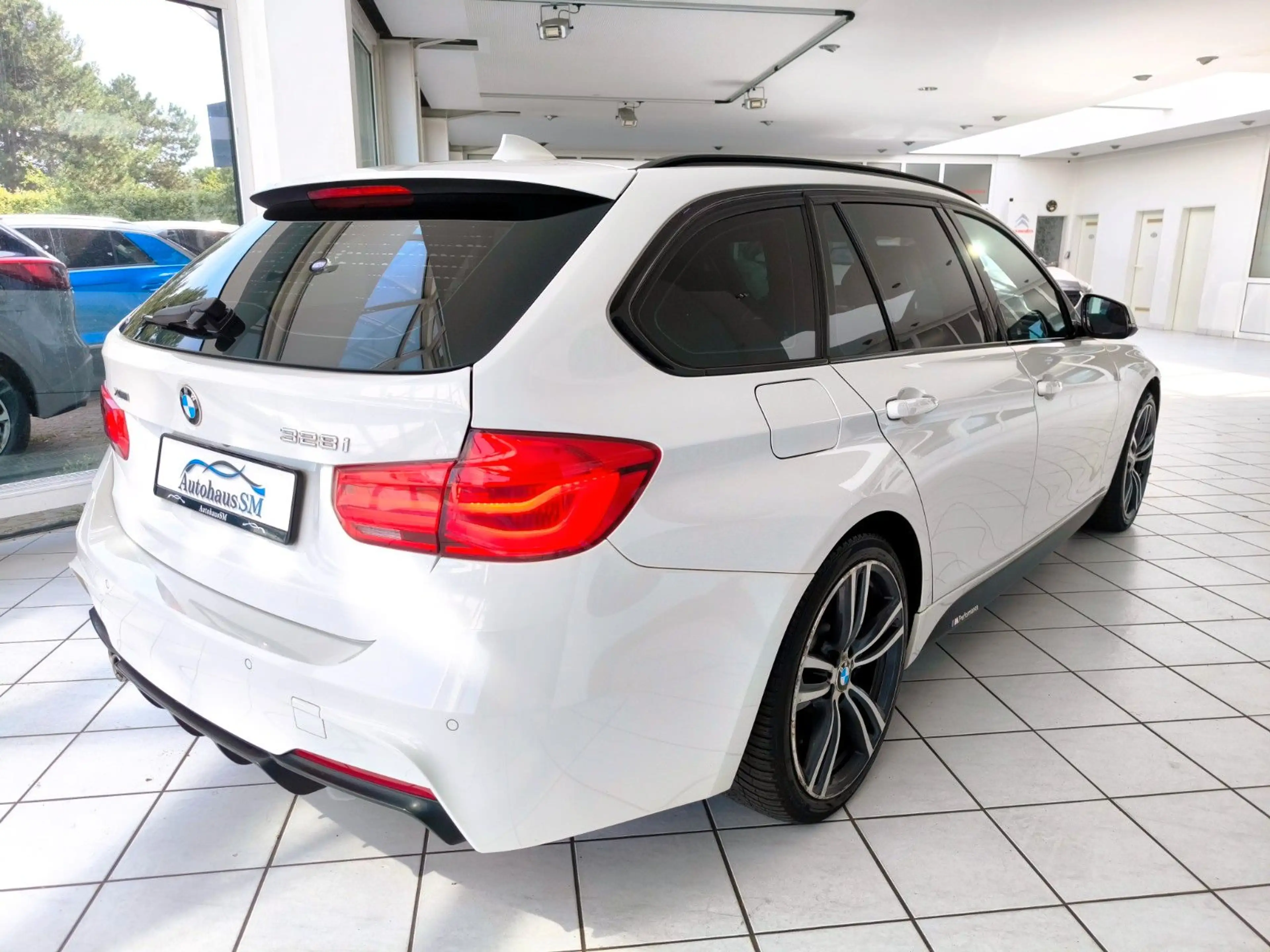 BMW 328 i xDrive Touring*M-Paket*Hud*H&K* — photo 7
