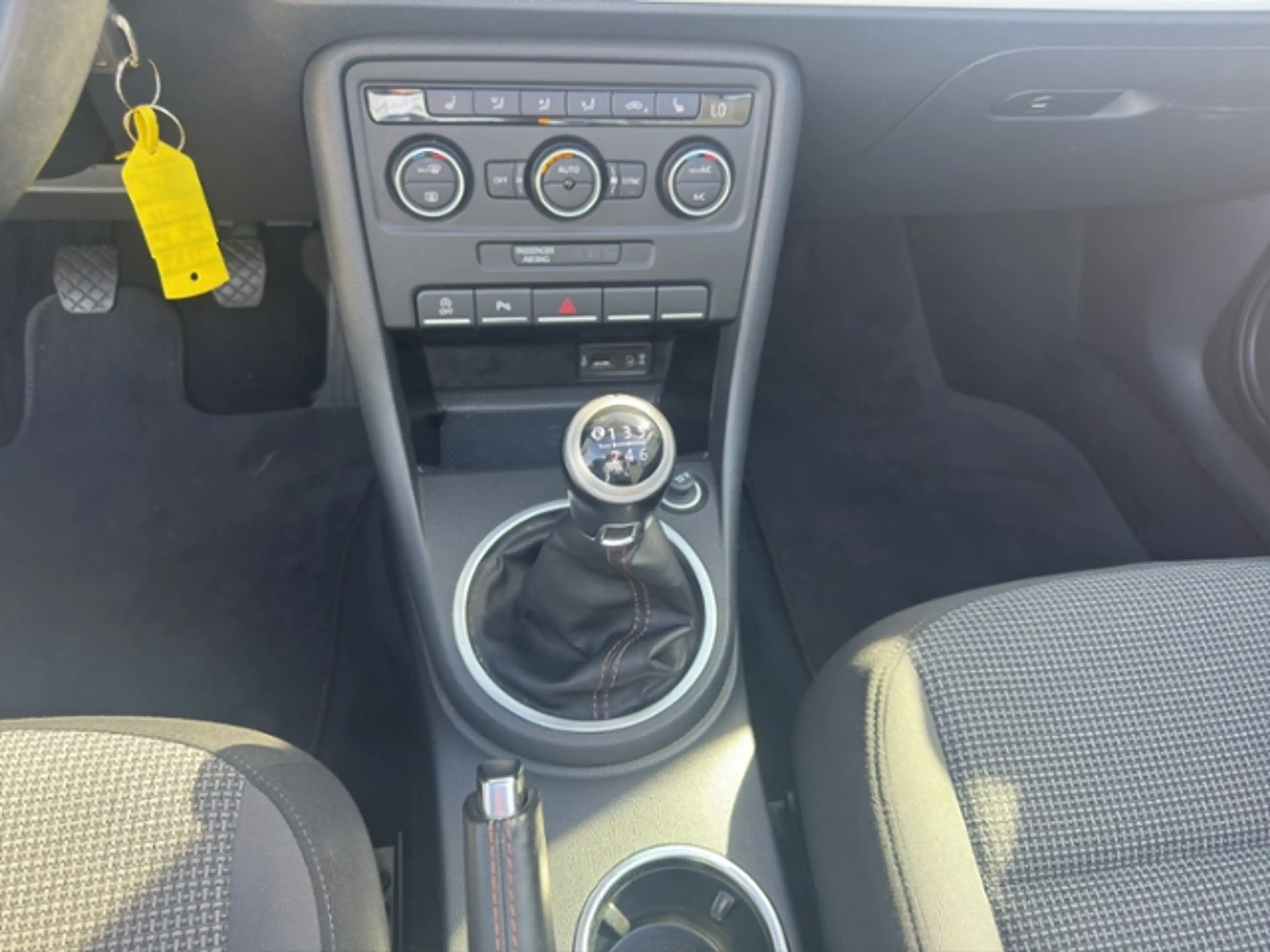 Volkswagen Beetle Cabriolet Design 1,2 l TSI Xenon Navi — photo 14
