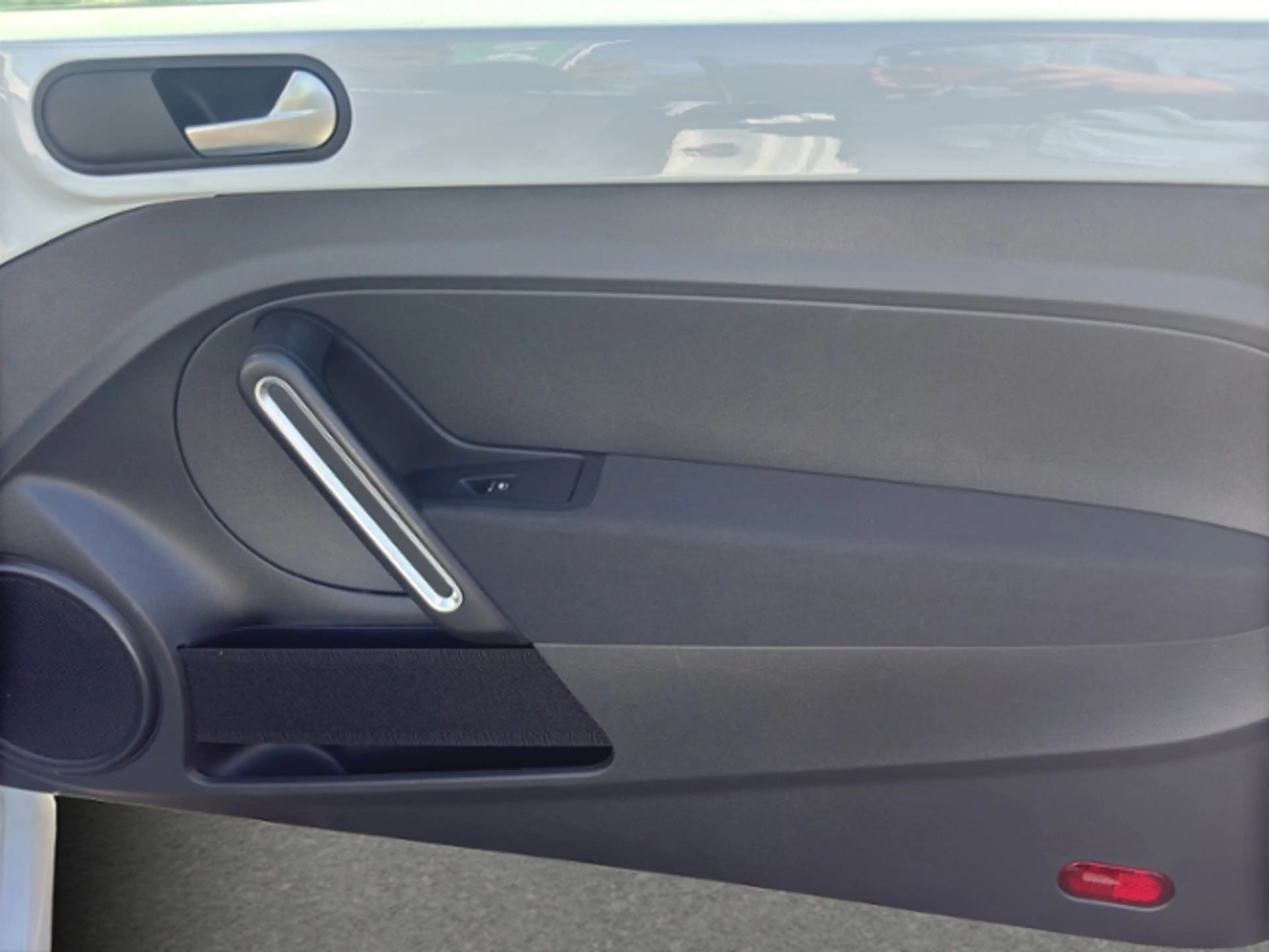 Volkswagen Beetle Cabriolet Design 1,2 l TSI Xenon Navi — photo 23