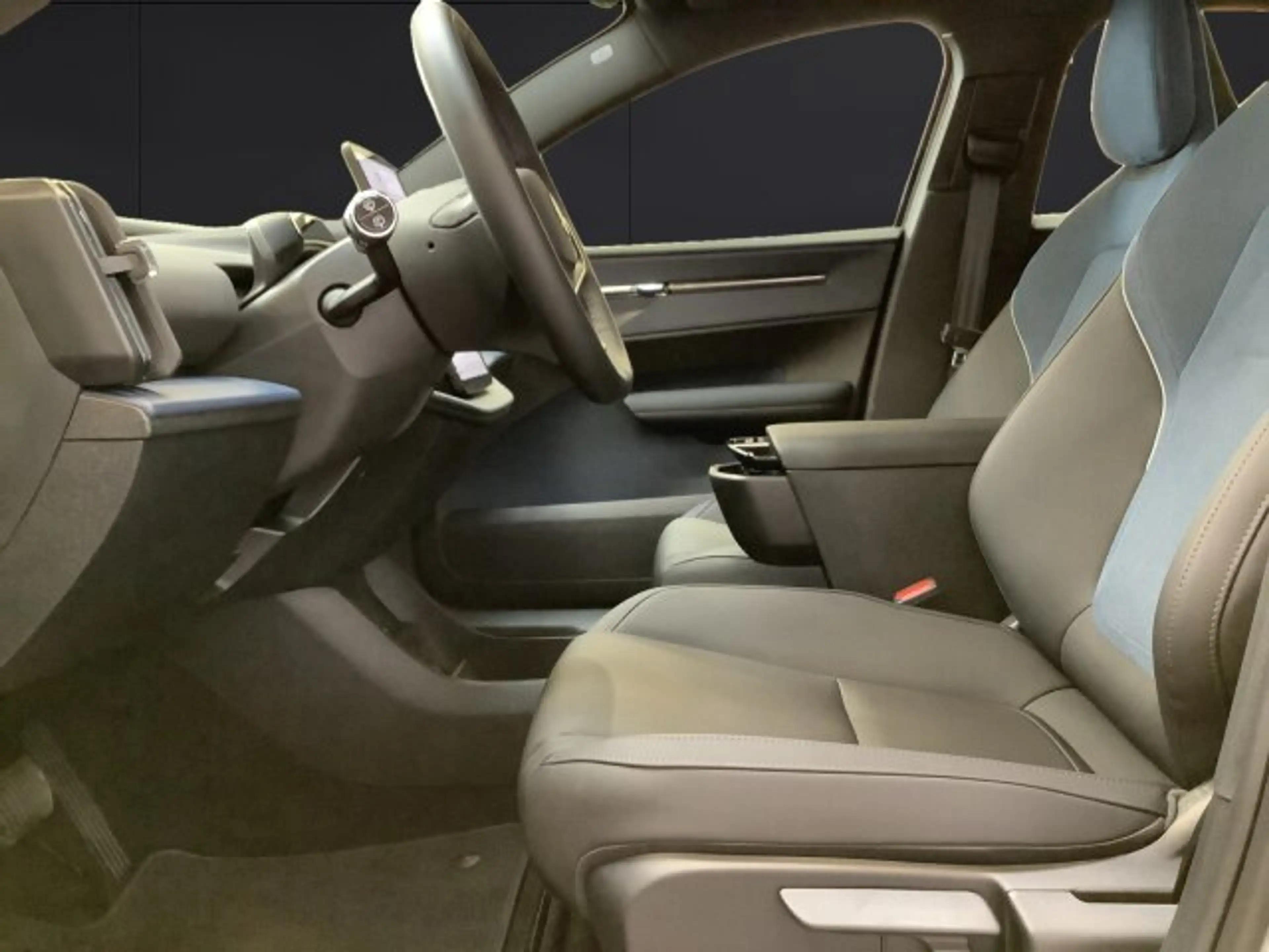 Volvo EX30 Core 2WD — photo 9