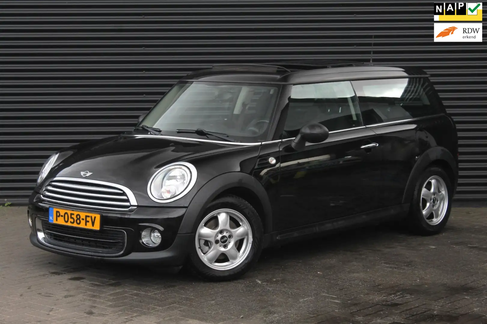 MINI Clubman 1.6 Chili | Panoramadak | Dealer onderhoud Zwart - 1