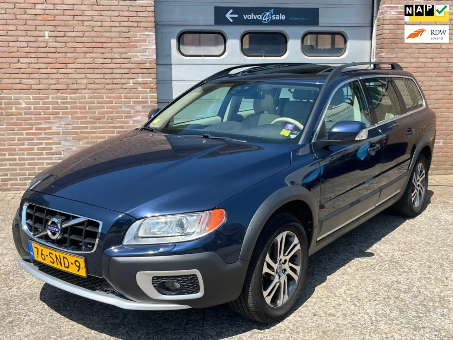 Volvo XC70 2.0 D3 FWD Limited Edition Luxury Automaat Schuifd Blauw - 1