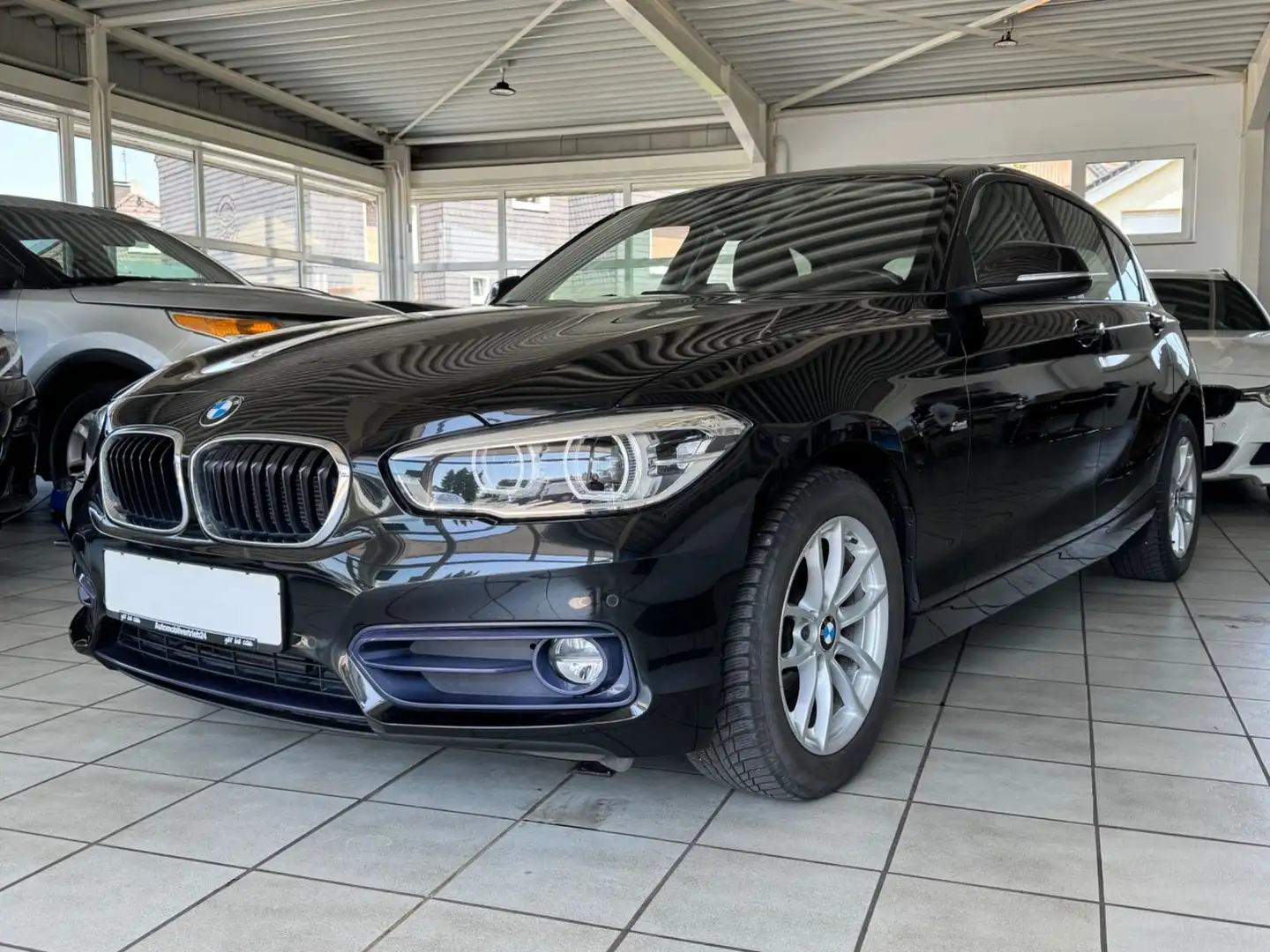BMW 118 i Sport Line/NAVI/LED/SHZ/PDC/TEL/2.HD Schwarz - 1
