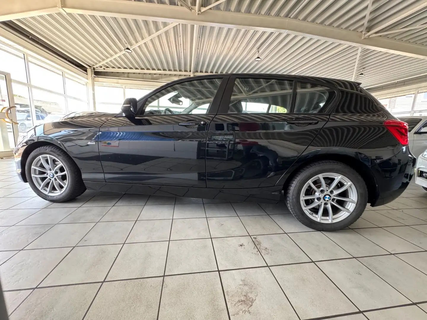 BMW 118 i Sport Line/NAVI/LED/SHZ/PDC/TEL/2.HD Schwarz - 2